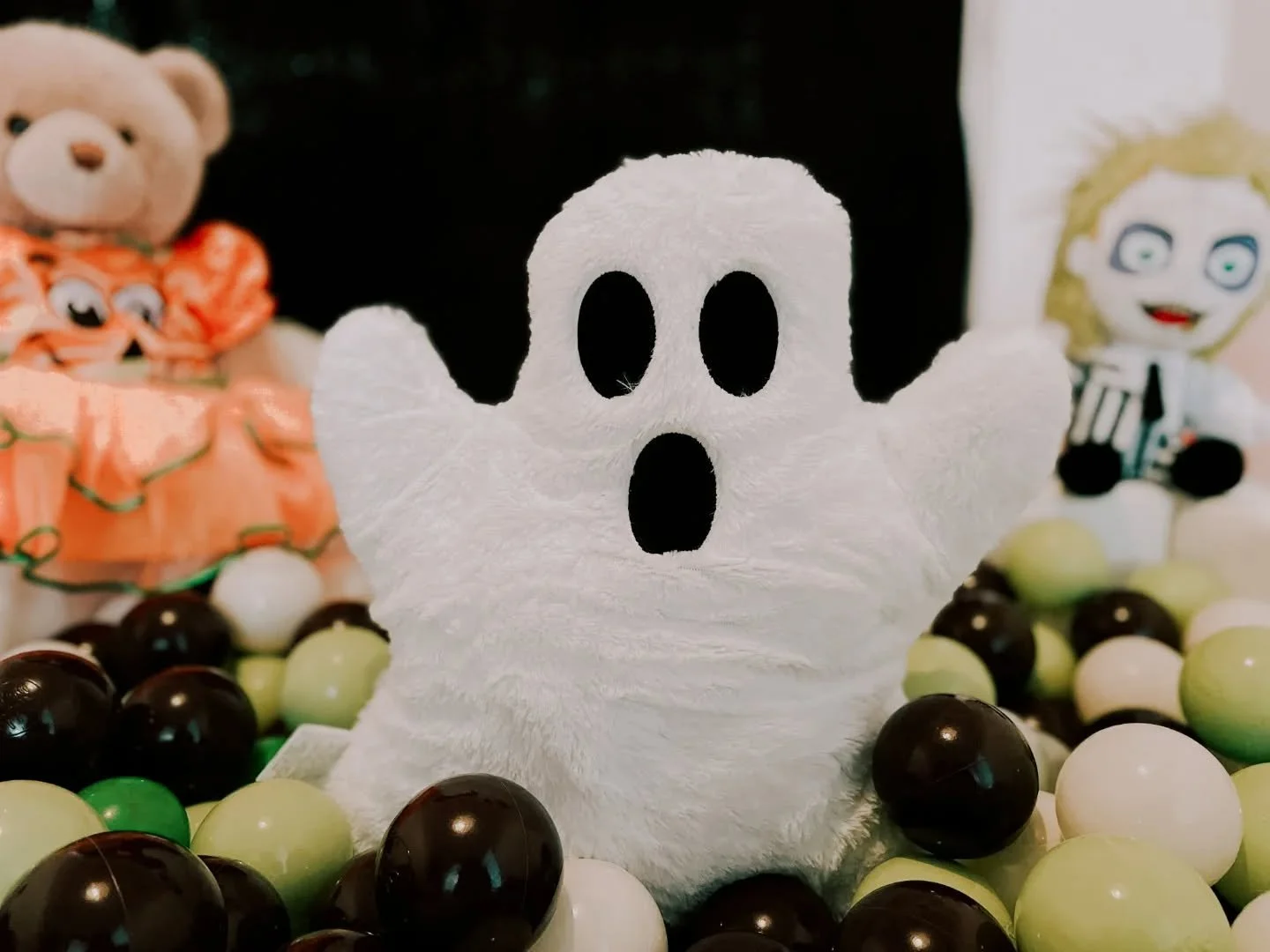 Have a safe and spooktacular Halloween night, everyone!

We are now about to take our a little ghost witch trick or treating.

👻👻👻👻👻