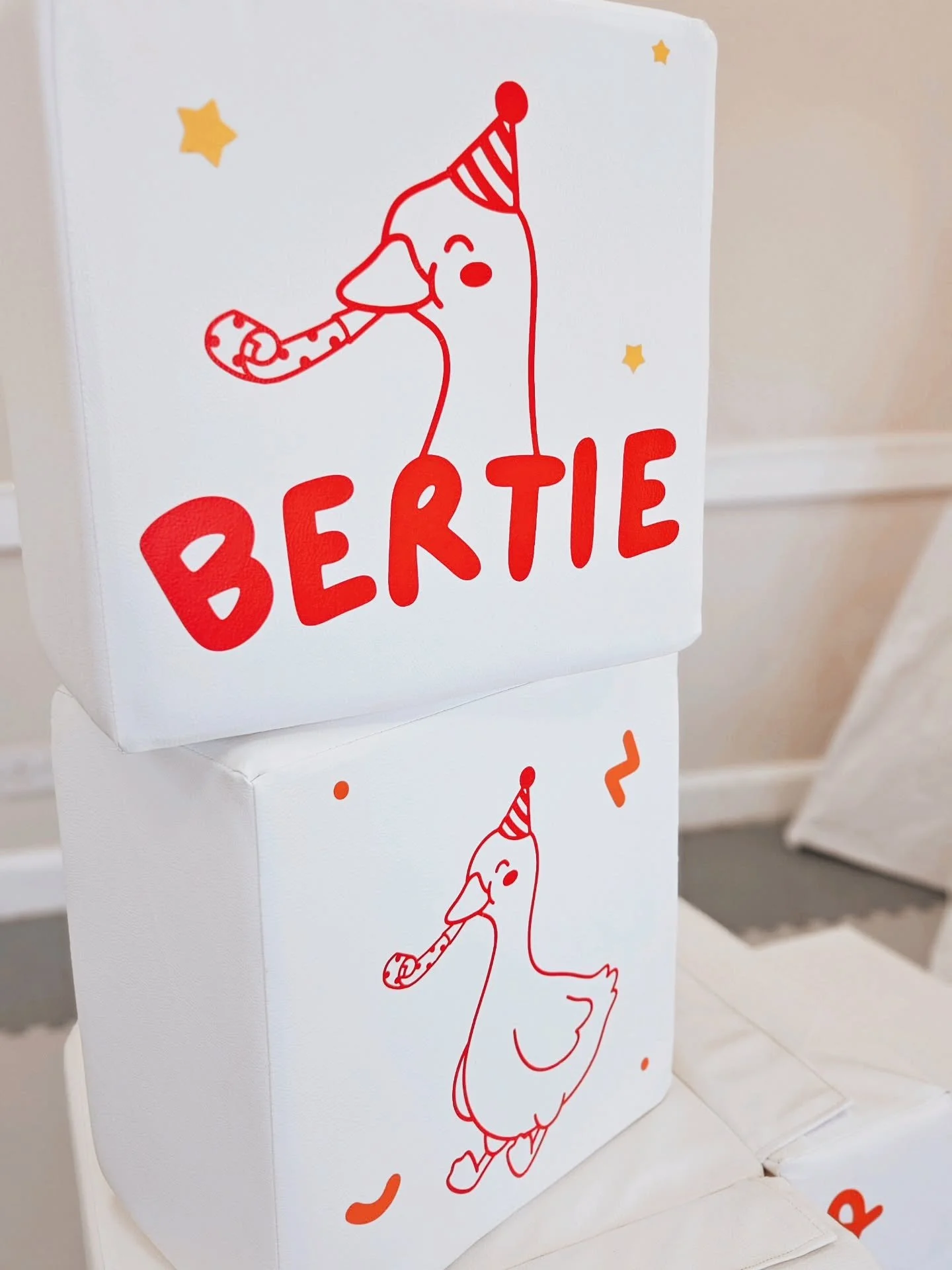 Bertie is one silly goose 🪿 

Absolutely had the best time creating these designs to match Bertie's invite.

Such a colorful party and we just love it!

📧 cherish@littlelinniessoftplay.co.uk
💻 littlelinniessoftplay.co.uk 

Woodbridge Soft Play Hir