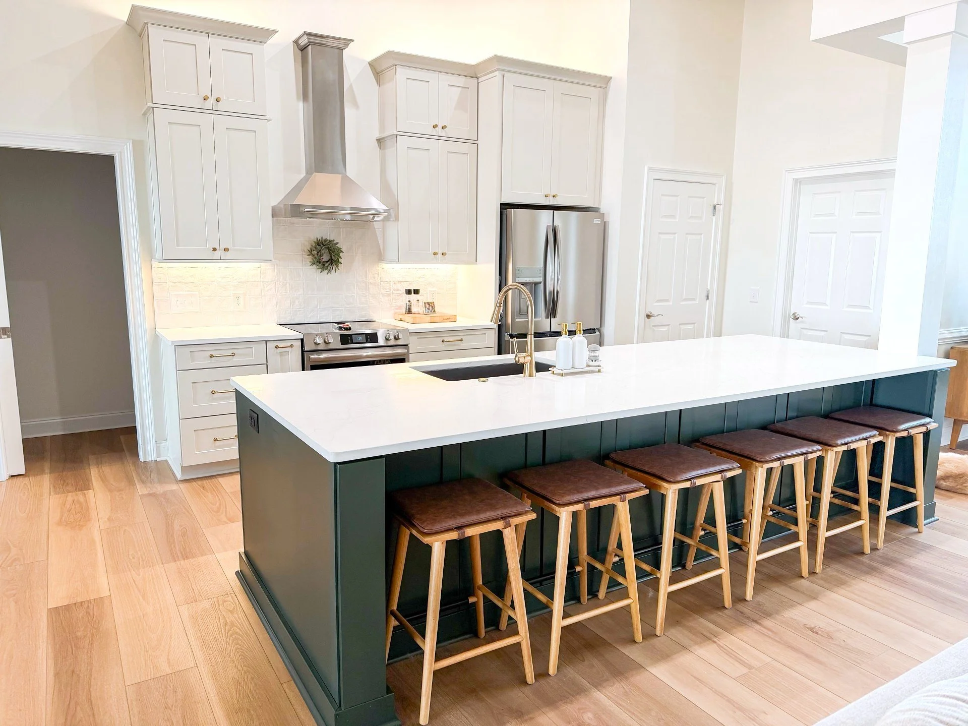 Marsh -- Summerfield full overlay shaker door, Perimeter: Salt, Island: Hunt.