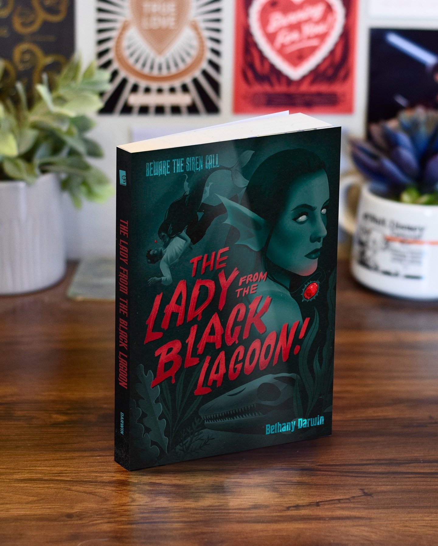 The second installment of my #mabsdrawlloweenclub book cover series!! This week I combined the prompts Siren, Bones, and Black Lagoon to create this vintage horror-style cover! This was outside my comfort zone (leaning more realistic than stylized) a