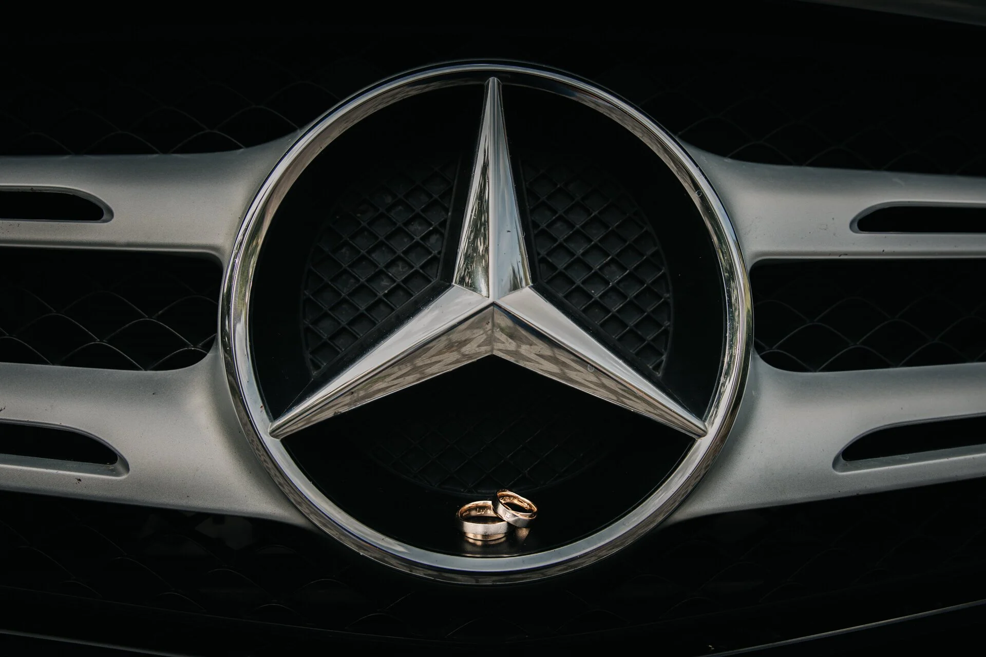 Mercedes-Benz Logo auf der Kühlerfigur mit Eheringen darunter.