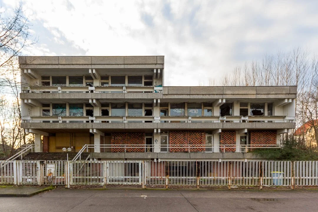 Abandoned Iraqi embassy East Berlin 2014-1209.jpg