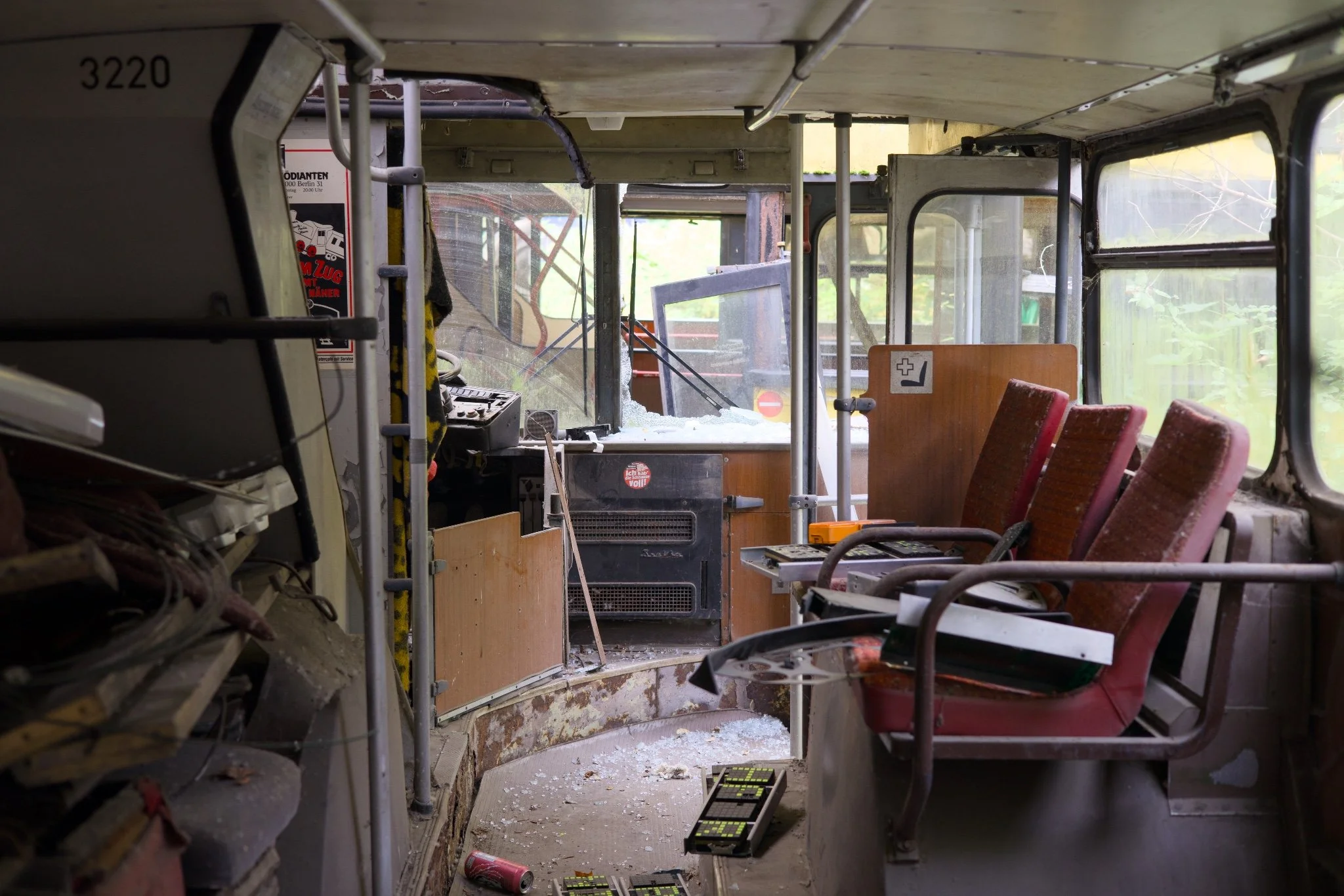 Queen Curry Graveyard Bus Abandoned Berlin_X8A9713.jpg