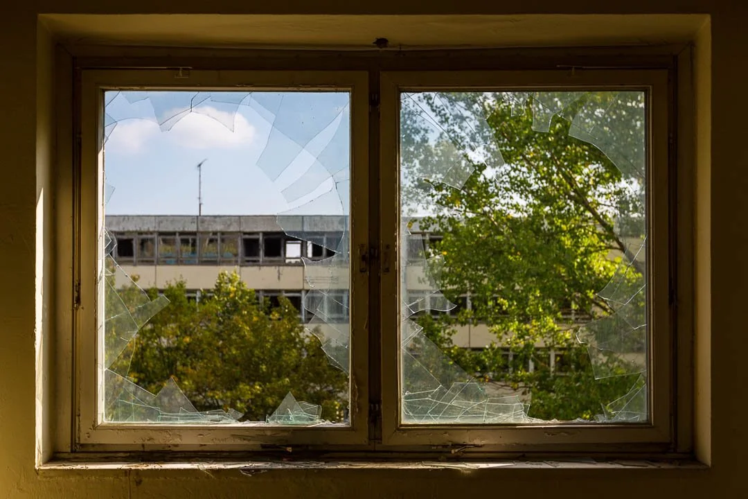 Hohenschoenhausen refugee homes Abandoned Berlin 2015-0052.jpg