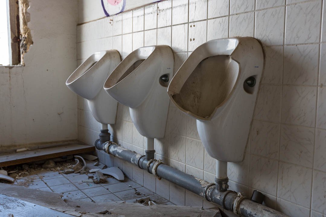 Hohenschoenhausen refugee homes Abandoned Berlin 2015-0124.jpg