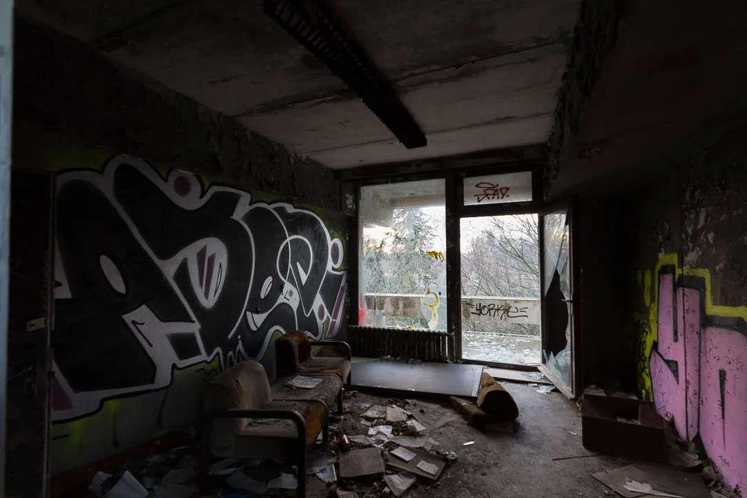 Abandoned Iraqi embassy East Berlin 2014-1243.jpg