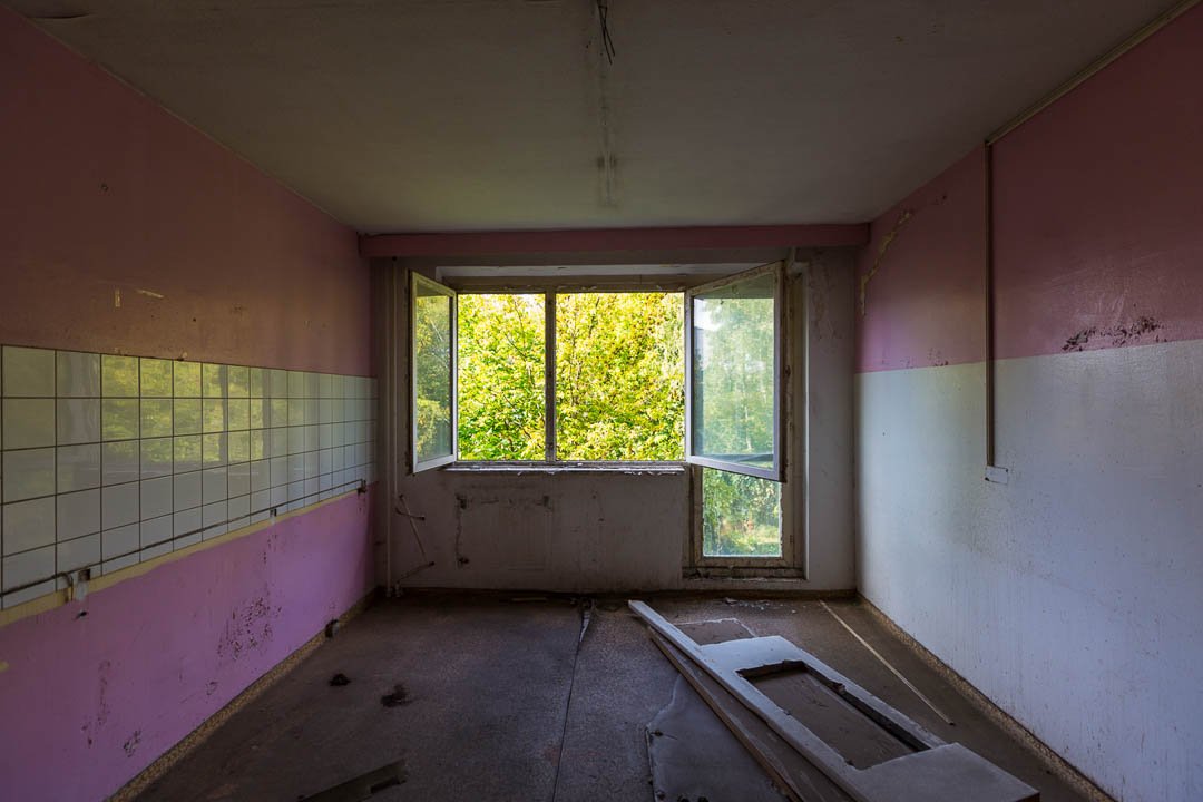 Hohenschoenhausen refugee homes Abandoned Berlin 2015-0047.jpg