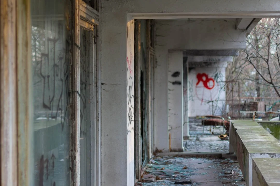 Abandoned Iraqi embassy East Berlin 2014-1267.jpg