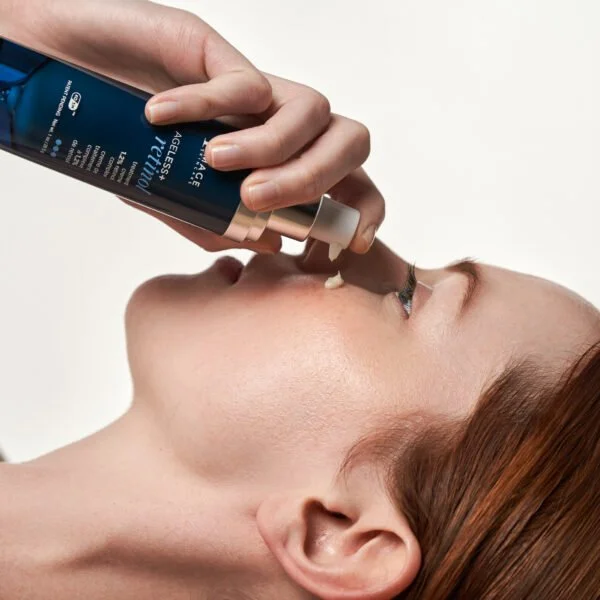 AGELESSretinol_treatmentcreme_12_apply_5435-600x600.jpg