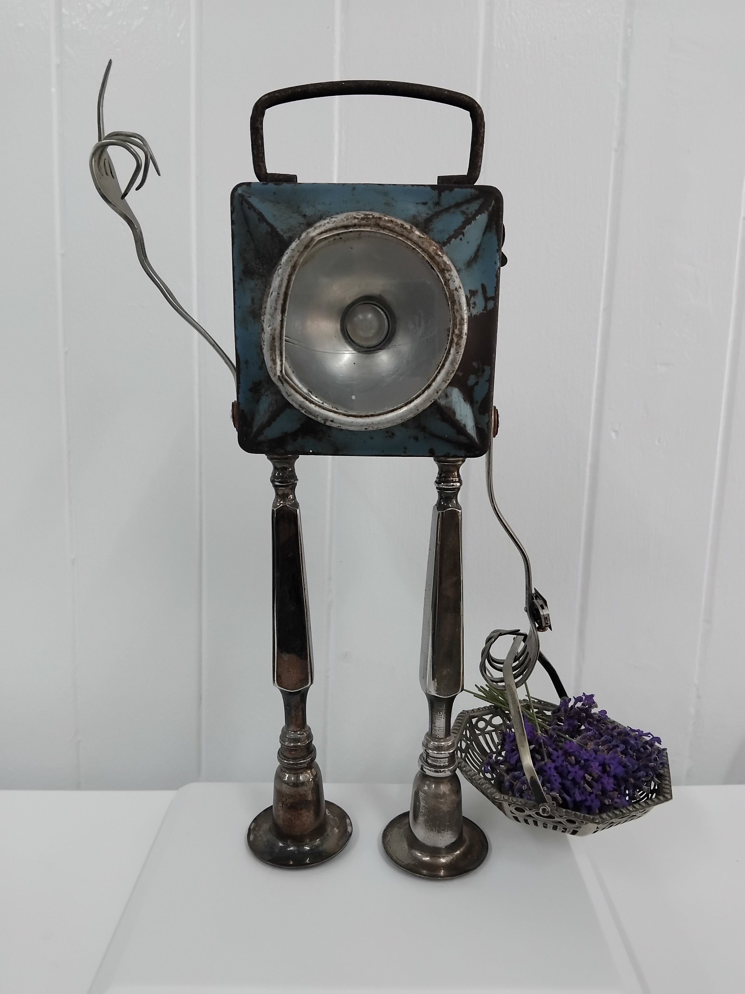 blue lamp robot with fleurs.jpg