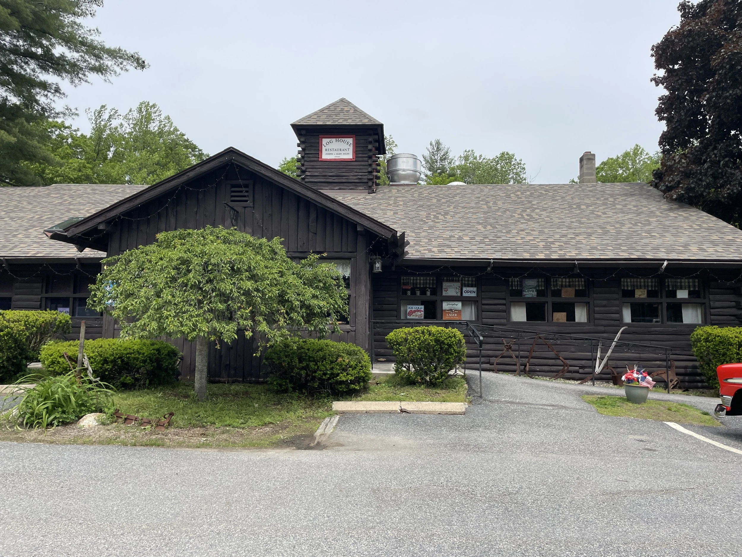 The Famouse Log House Restaurant in Barkhamsted
