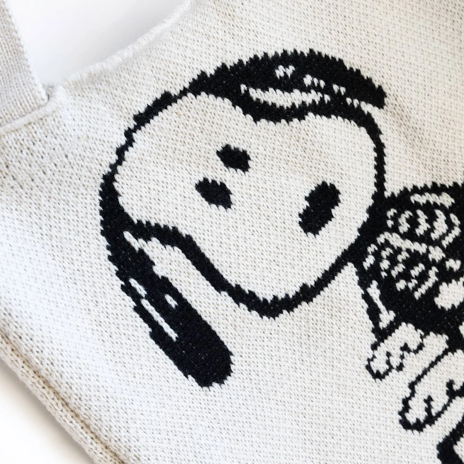 3p4-x-peanuts-halloween-snoopy-skeleton-knit-tote-3.jpg