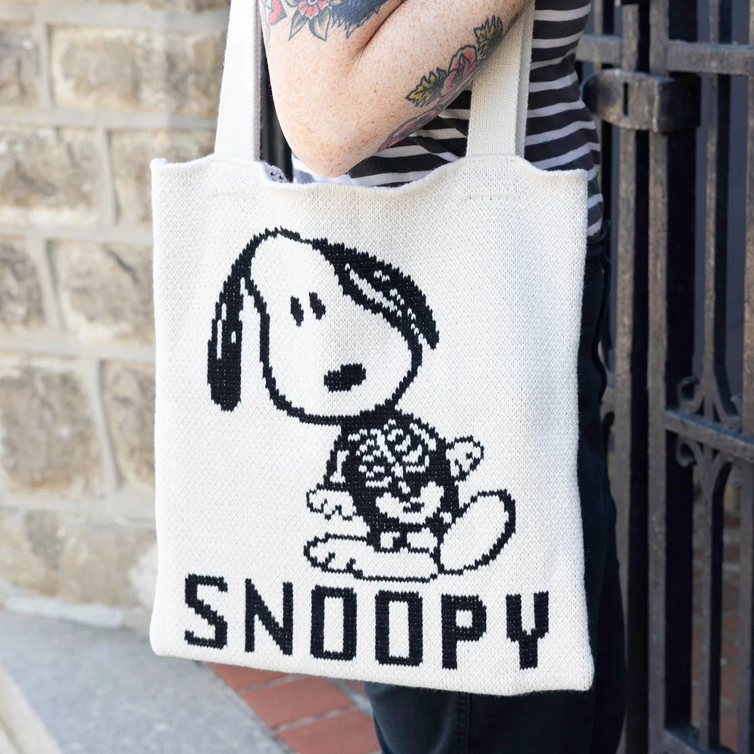 3p4-x-peanuts-halloween-snoopy-skeleton-knit-tote-2.jpg