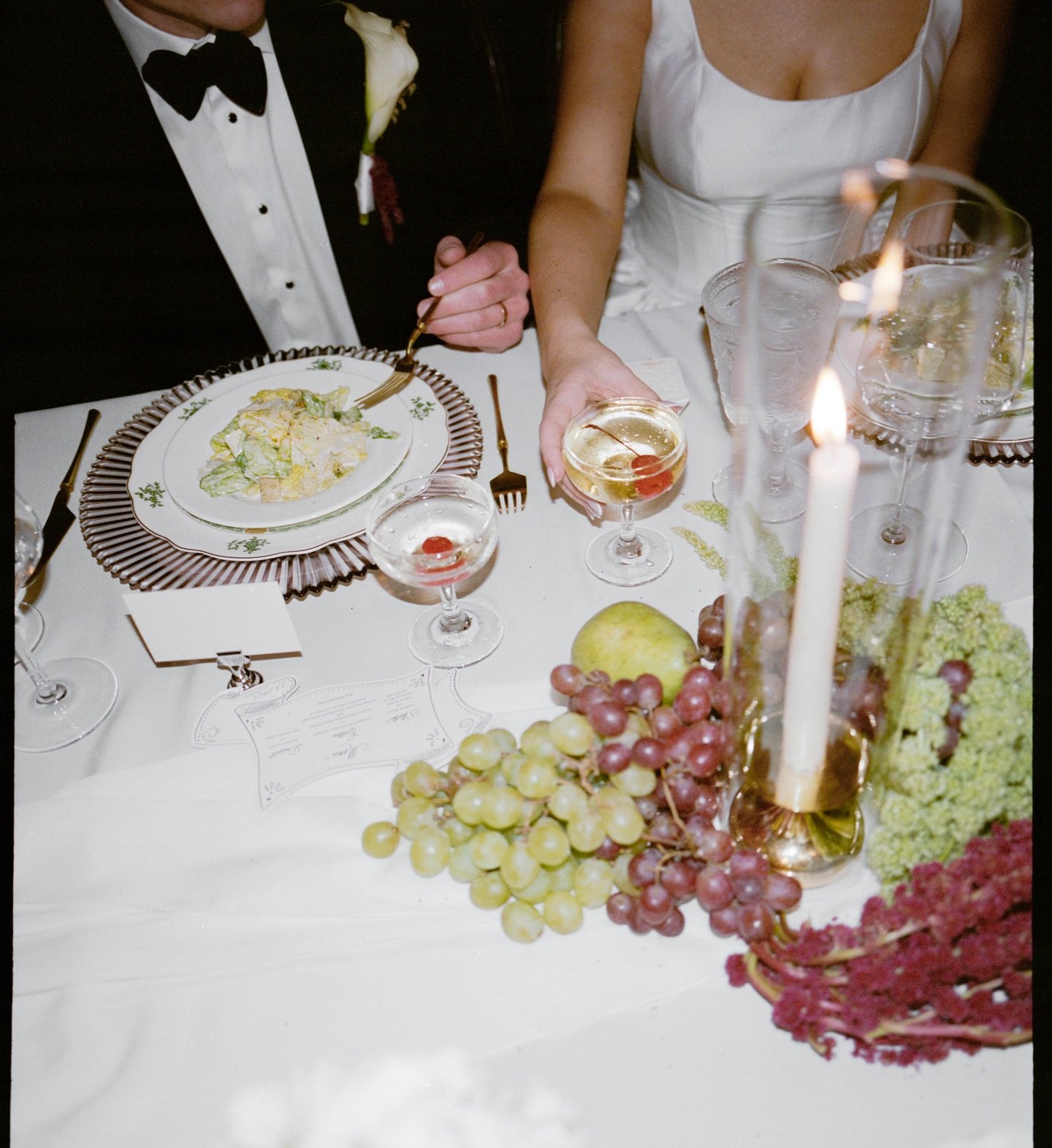 Will never stop sharing the reception tablescape details from the Walker&rsquo;s day!!! 
🍇🍐🕊️🕯️🖋️🍴🍒

Venue: @themasondallas 
Planner: @hunterorcuttevents 
Photographer: @valeriethompsonphotography 
Stationary: @sarahwritesinink

#dallasflorist