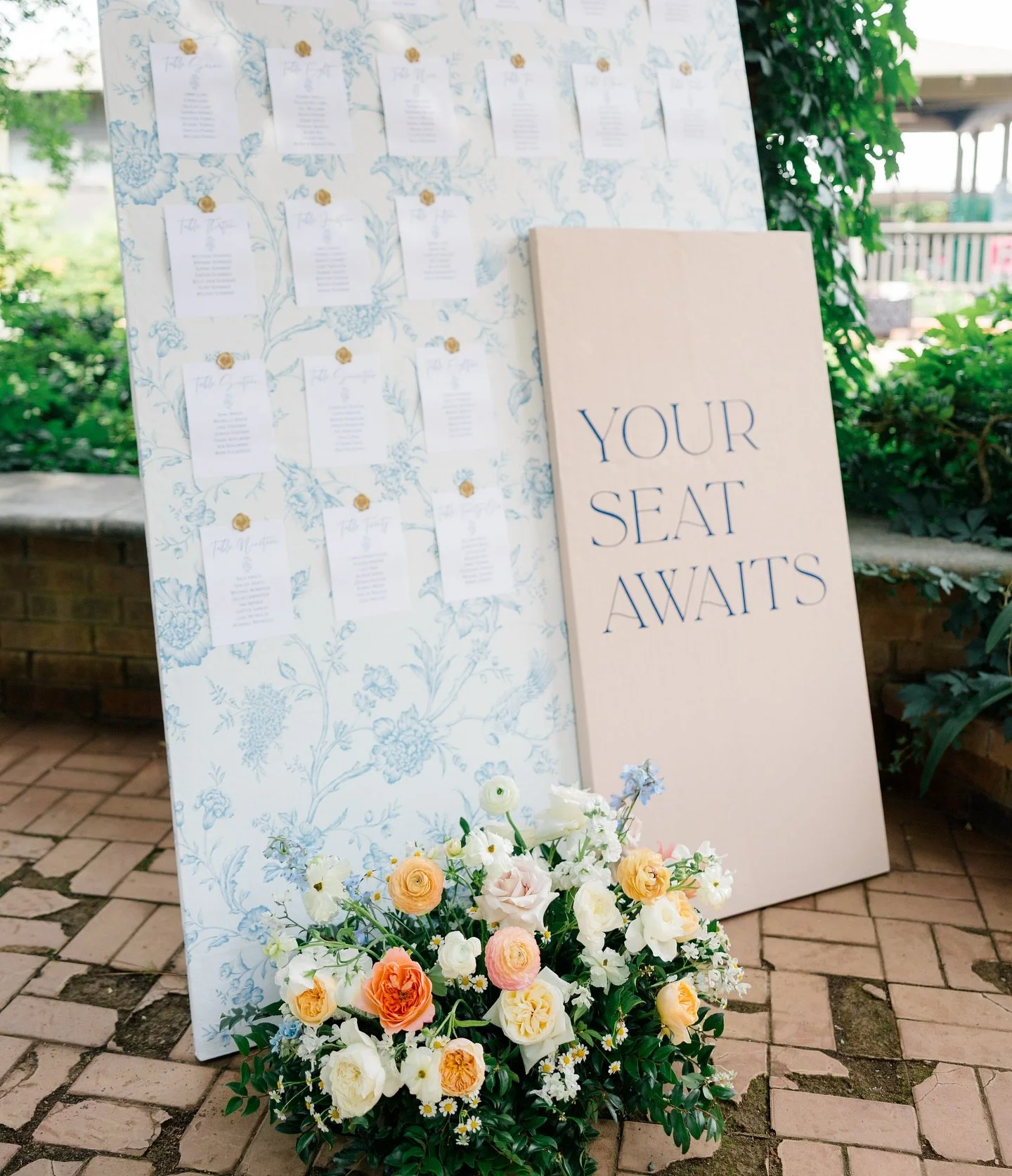 your seat awaits 🪑🌼🍽️🕯️

big fan of these reception details from the Scribner&rsquo;s special day this past spring 🦋

Venue: @clarkgardensweddings 
Photographer: @madilynnrosephotography

#dallasflorist #dfwflorist #dallasweddingflorist #dallasw