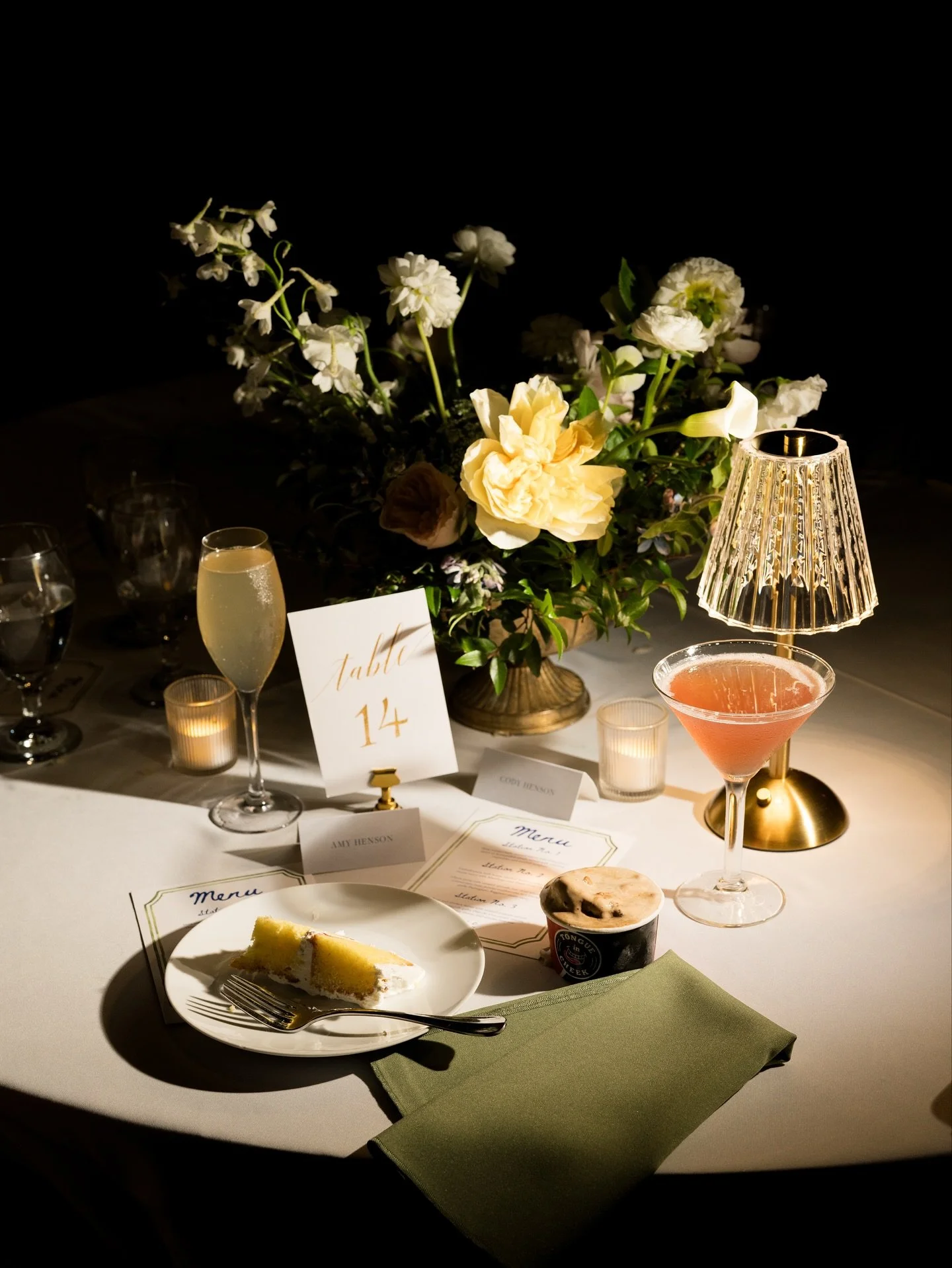 Reception tablescape details from the dreamiest summer evening celebrating the Henson&rsquo;s 🌼🍸🧈🦋

Photographer: @colorandbeam 
Venue: @dallasarboretumweddings 
Planner: @eviemorganevents 
Dessert: @cakesbytayte

#dallasflorist #dfwflorist #dall