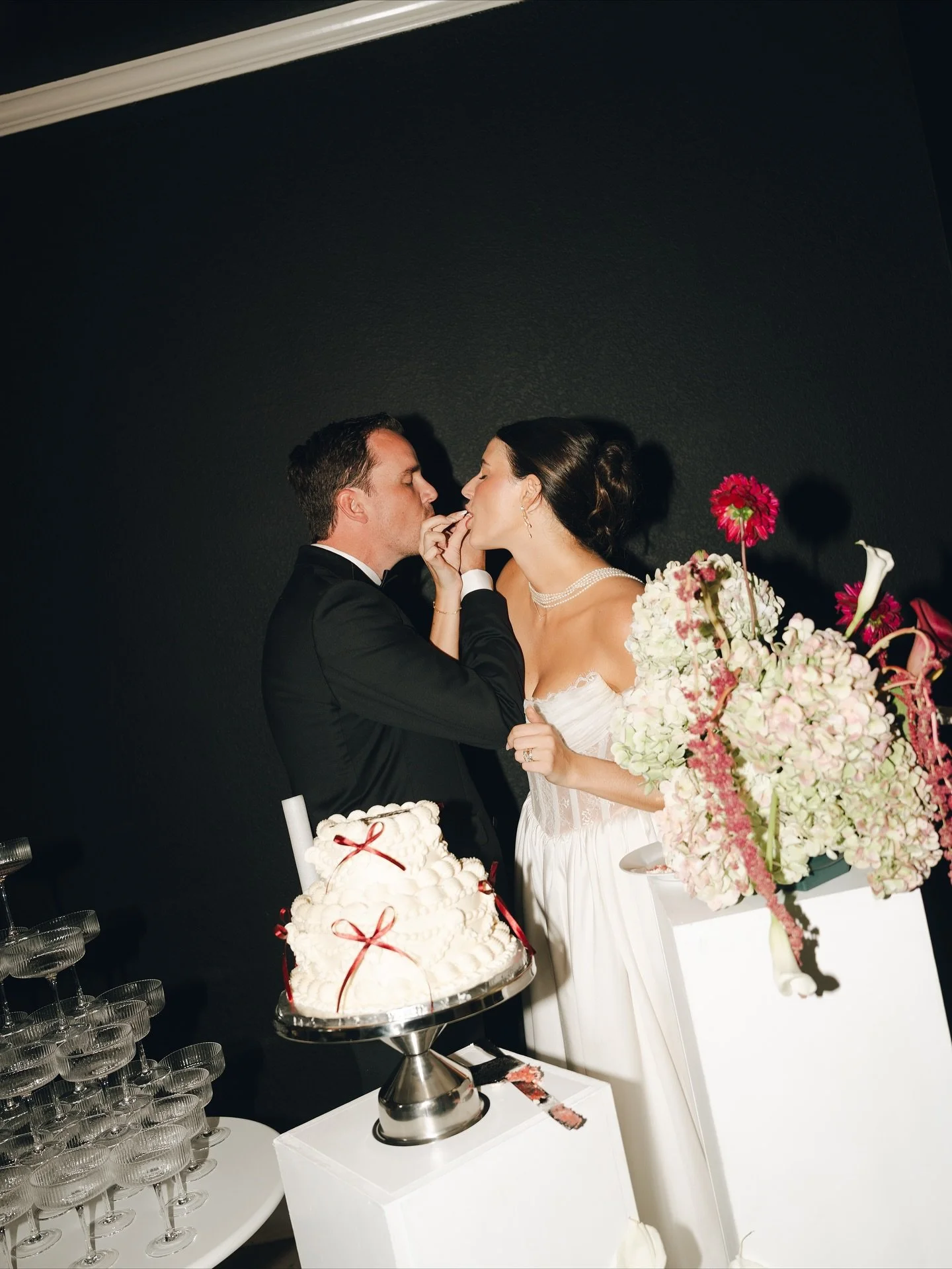 Post-ceremony sweetness from Lauren + Dallas&rsquo;s special day 🎂🥀🍾🩶

Venue: @emersonvenue 
Photographer: @sydneytaylorphoto 
Planner: @kaylashayevents 
HAMU: @haileysarahbeauty

#dallasflorist #dfwflorist #dallasweddingflorist #dallasweddingflo