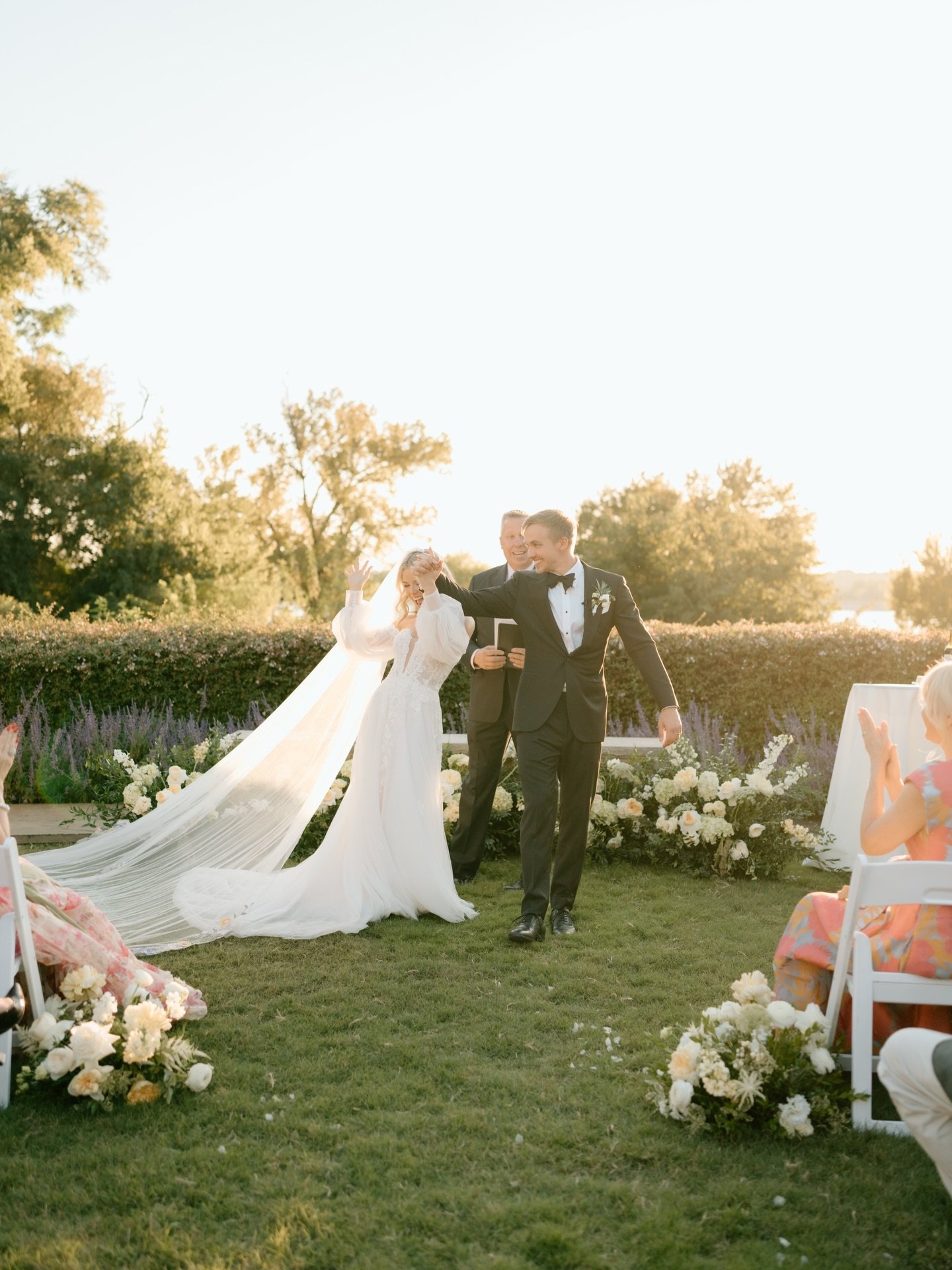 Haley + Reed 🕊️⛅️

the most sunshine + joy-filled day 🤍 

Planner: @silenttea.event 
Photographer: @andrewbrewerphoto