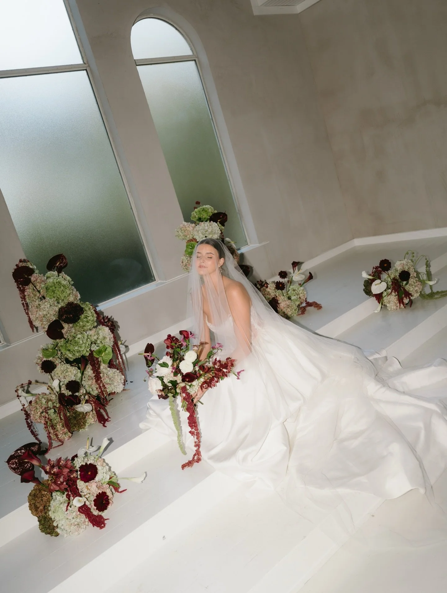 Can we just talk about how perfect the Beaty&rsquo;s are?? 🥀🕊️&hearts;️

Photographer: @sydneytaylorphoto 
Planner: @kaylashayevents 
HAMU: @haileysarahbeauty 
Venue: @emersonvenue

#dallasflorist #dfwflorist #dallasweddingflorist #dallasweddingflo