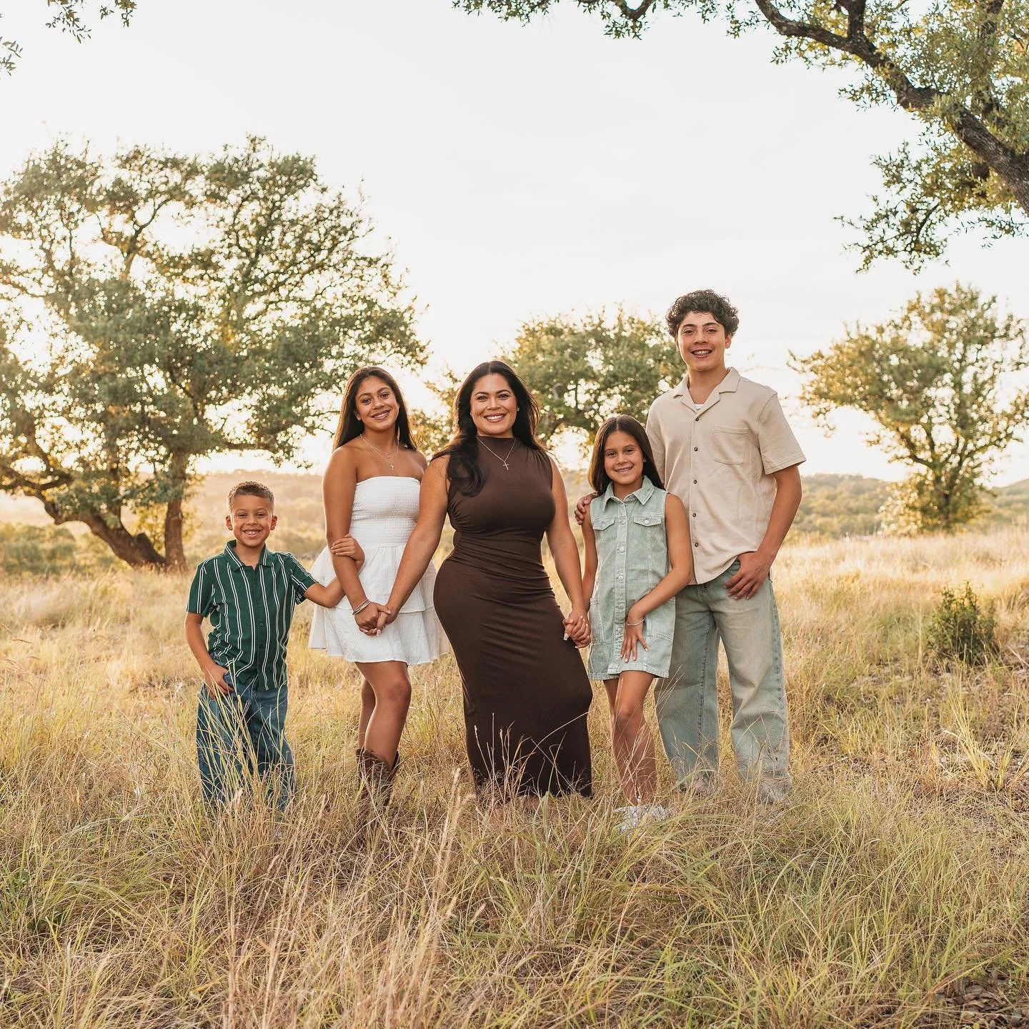 ✨ Golden Texas sunsets + a brand new season ✨ This sweet family recently made the move to the Hill Country and the kids just started their school year here in Texas. 🌿 With the oak trees, wide open fields, and golden glow of Spring Branch at sunset,