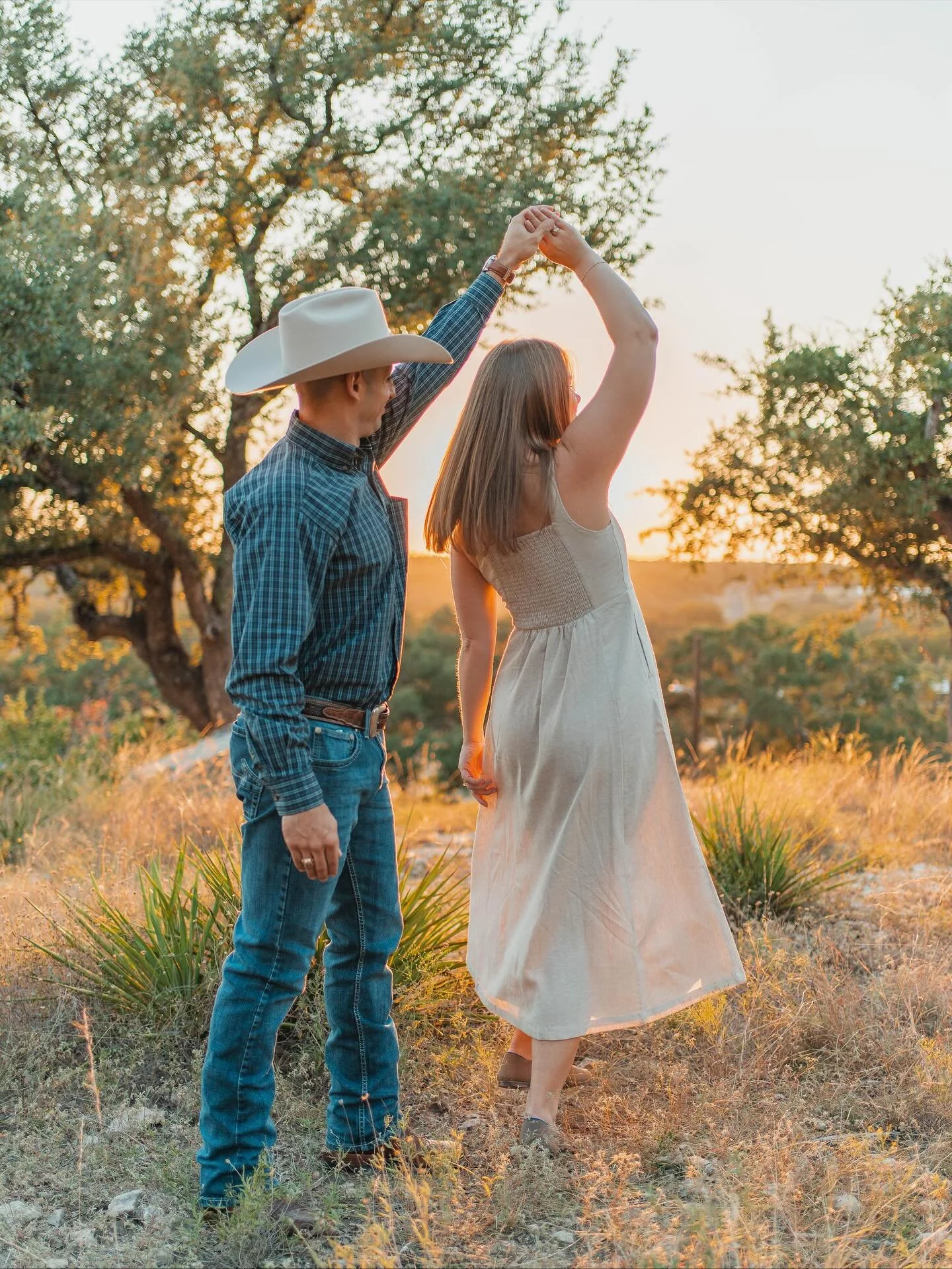 Some favorites of this sweet couple from the latest mini sessions! They chose the last time slot. The peak of golden hour! 🌅 #springbranchminisessions