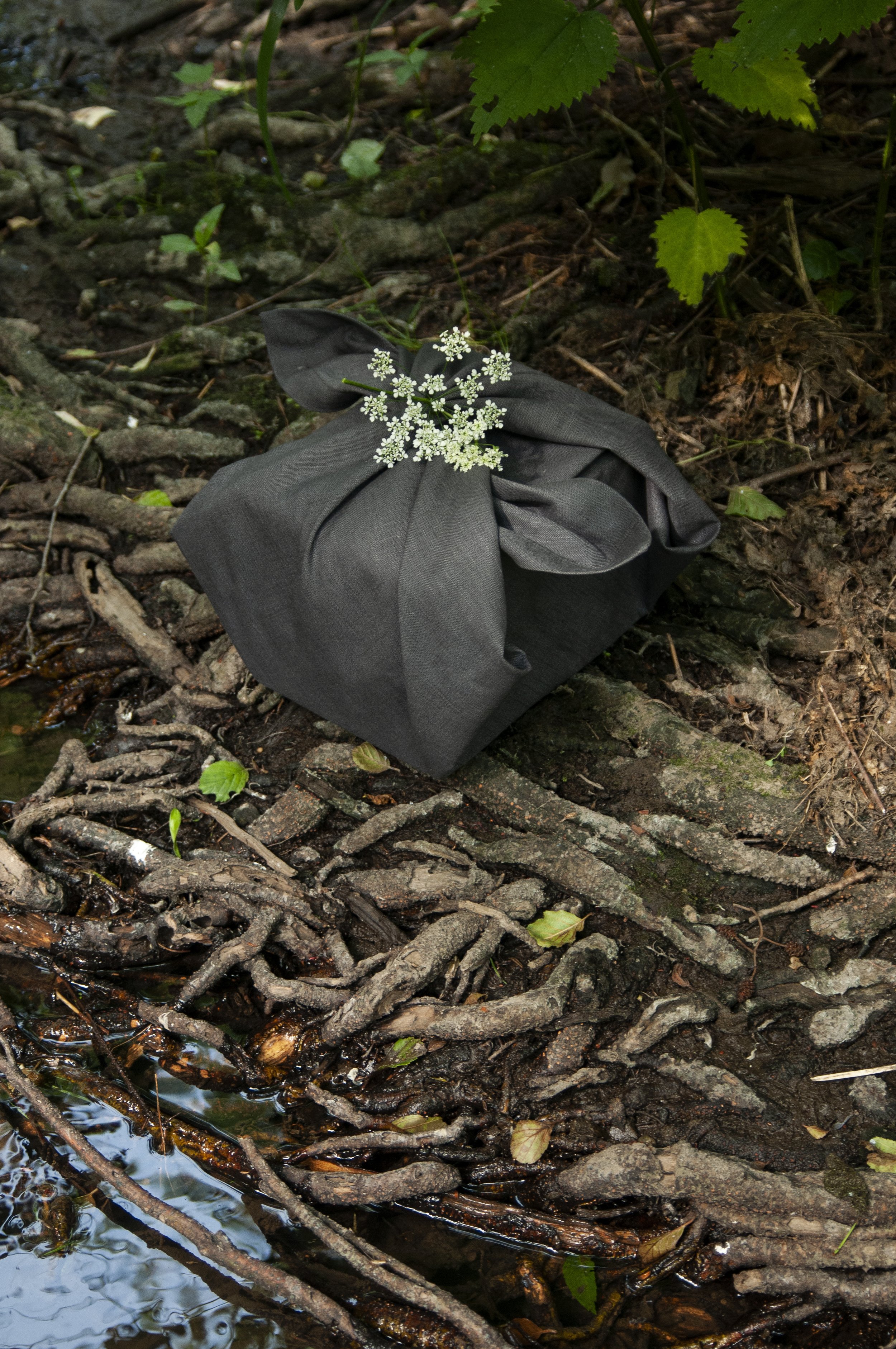 uzlicek-lnena-urna-kolobeh-manufaktura-6.jpg