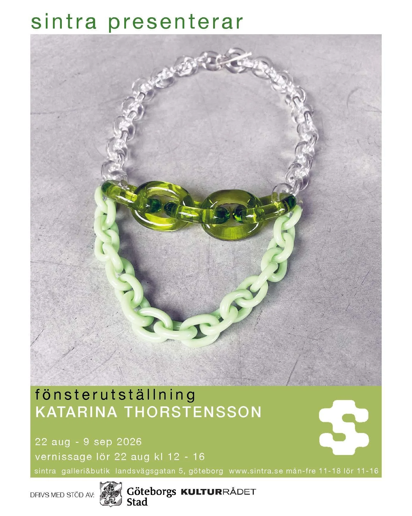Postern för en konstutställning av Katarina Thorstensson visar tre kedjor av plast i olika nyanser av grönt och tydlig text om utställningens datum, plats och öppettider.