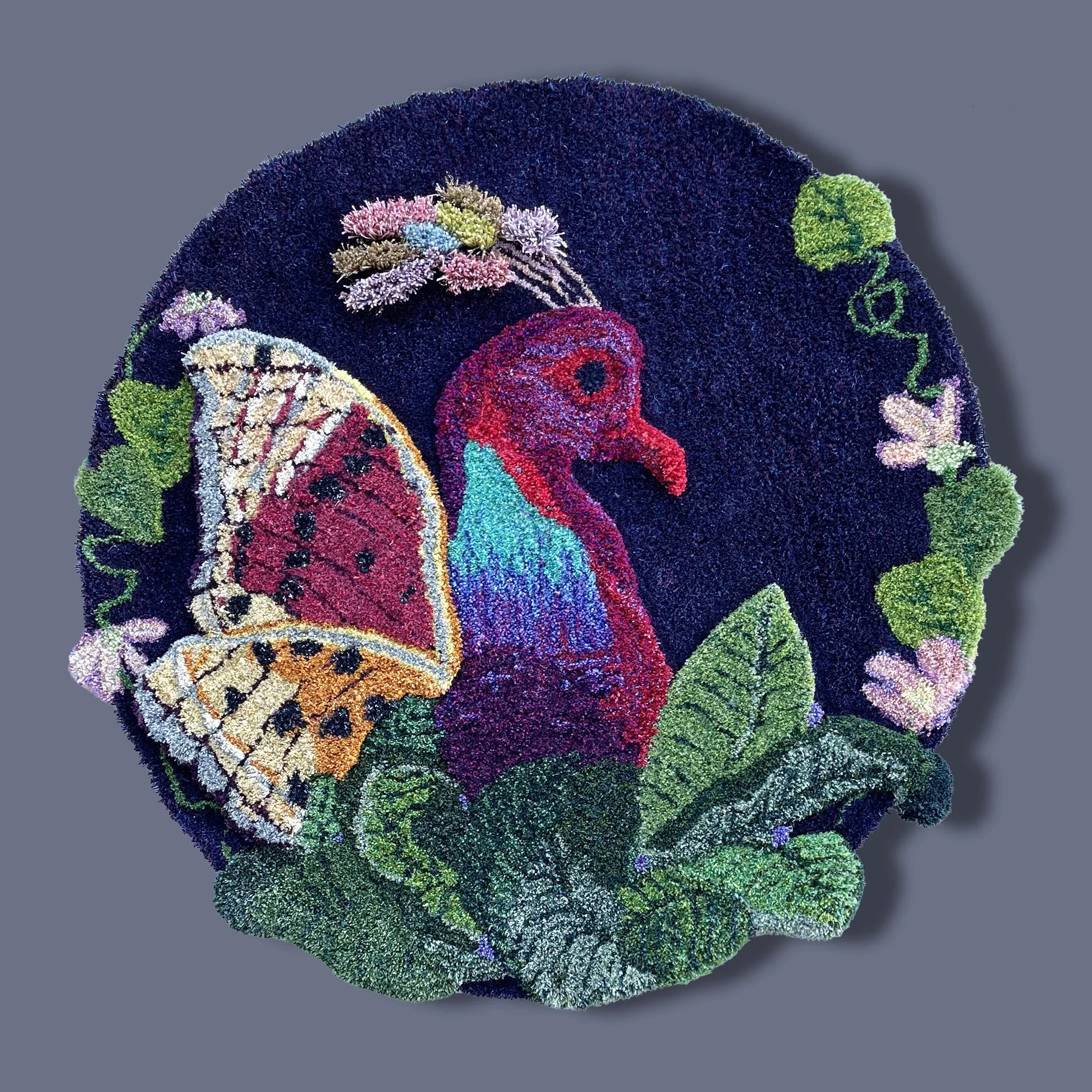 Fjäril och blommor broderade på en svart textilväst