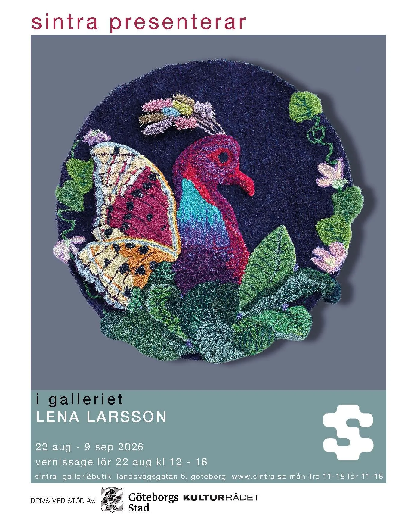 Affisch för en konstutställning med en blomsterbild av en fjäril och en fågel. Texten berättar att utställningen visar Lena Larsson mellan 22 augusti och 9 september 2026 på Sintra Galleri i Göteborg, med vernissage den 22 augusti klockan 12-16. 