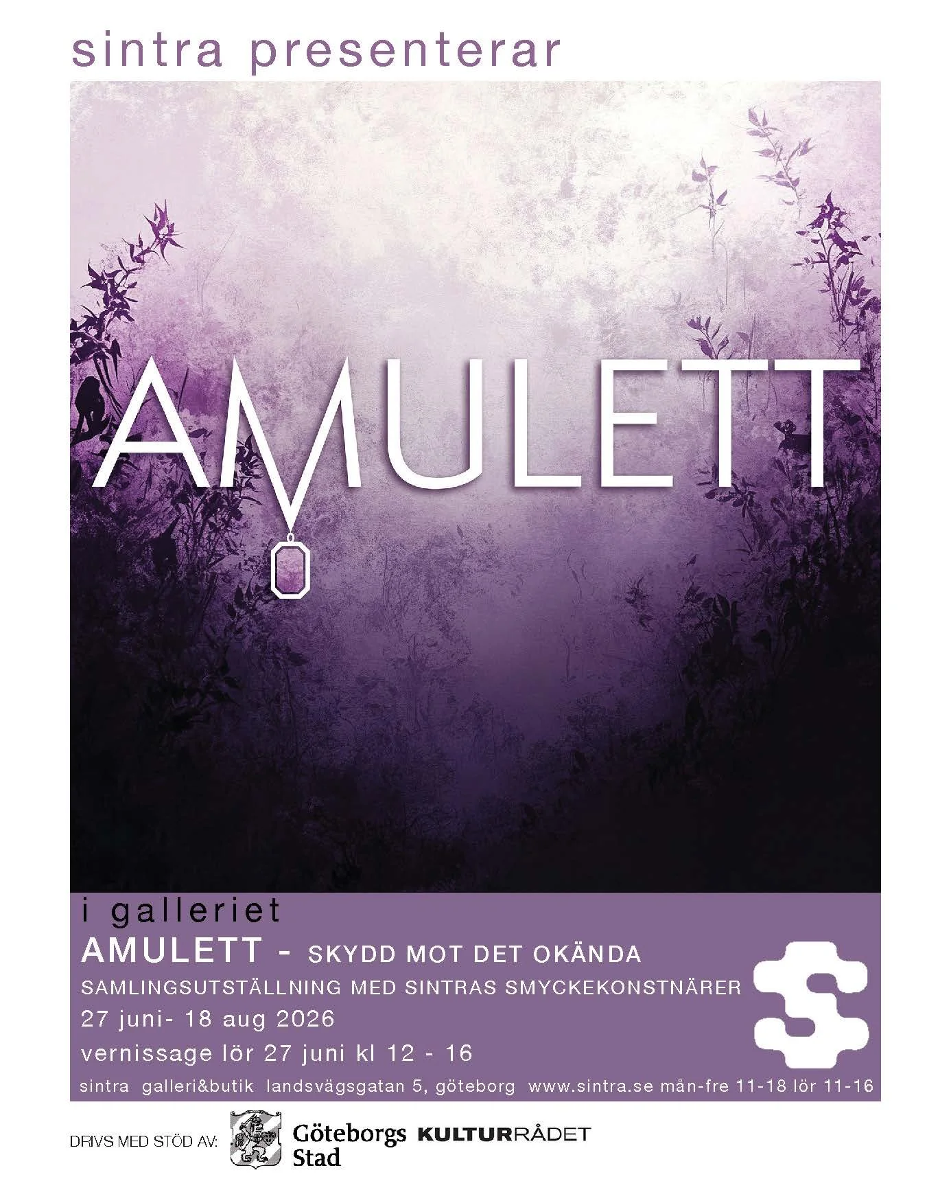 En affisch för en konstutställning med titeln 'Amulet', som visar en lila och vit bakgrund med silhuetter av växter. Texten nämner utställningens datum 27 juni till 18 augusti 2026 och öppetider. Det finns loggor för Göteborgs kultur och Stad längst 