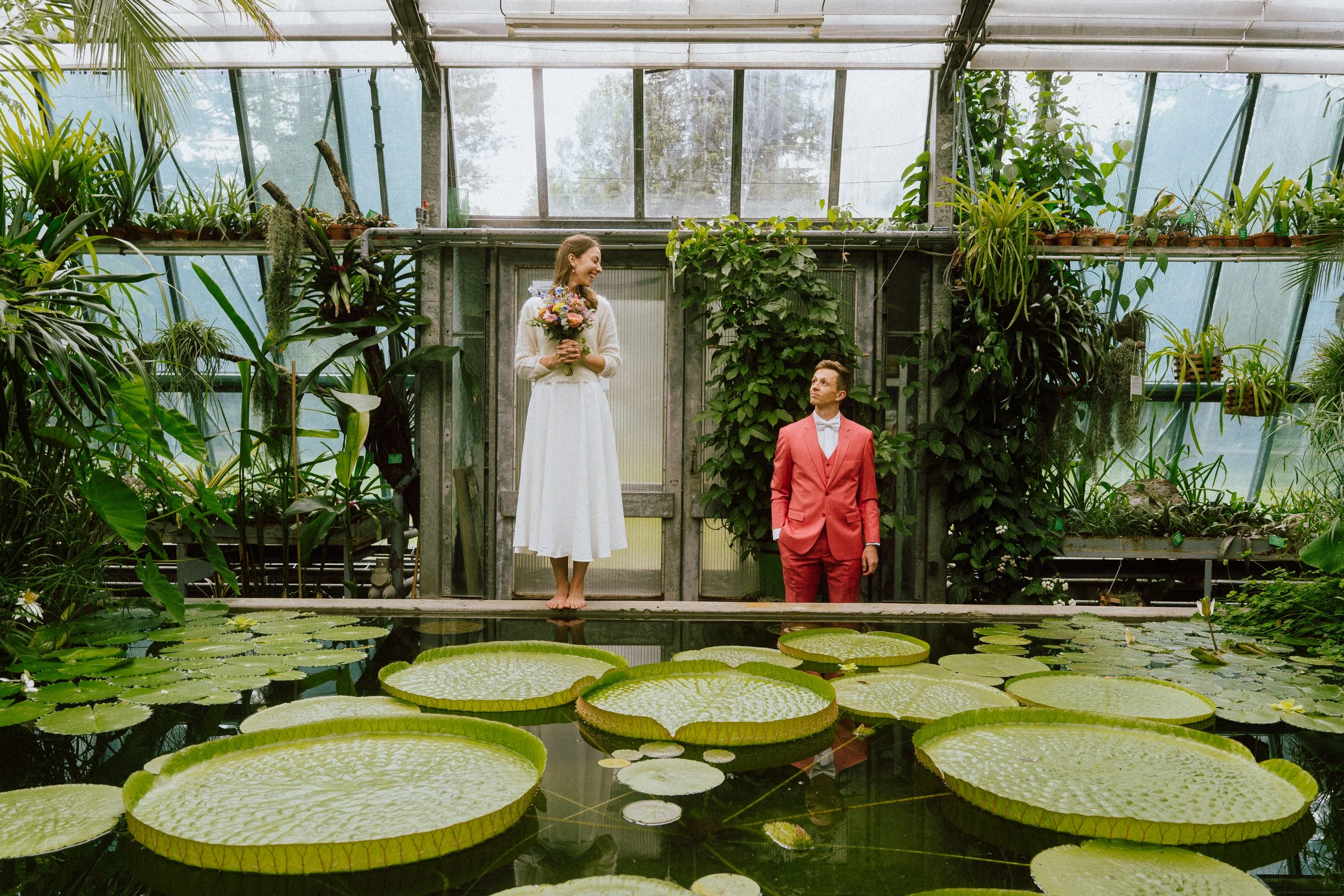 Ein Hochzeitsbild in einem Gewächshaus in Innsbruck mit einem Brautpaar. Hochzeitsfotograf Innsbruck Moo-zart