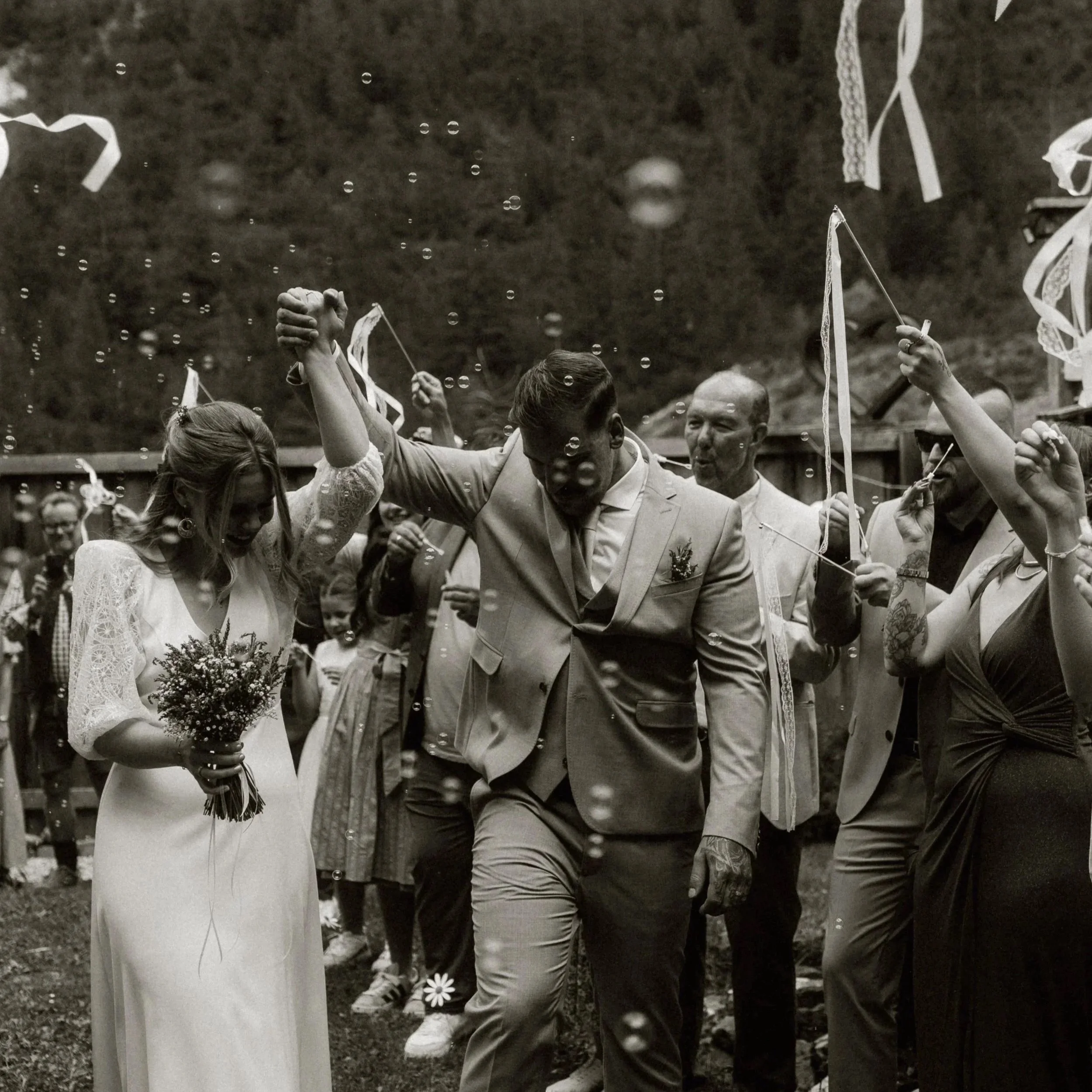 Brautpaar geht Hand in Hand während einer Hochzeit in Tirol. Hochzeitsfotografie Moozart