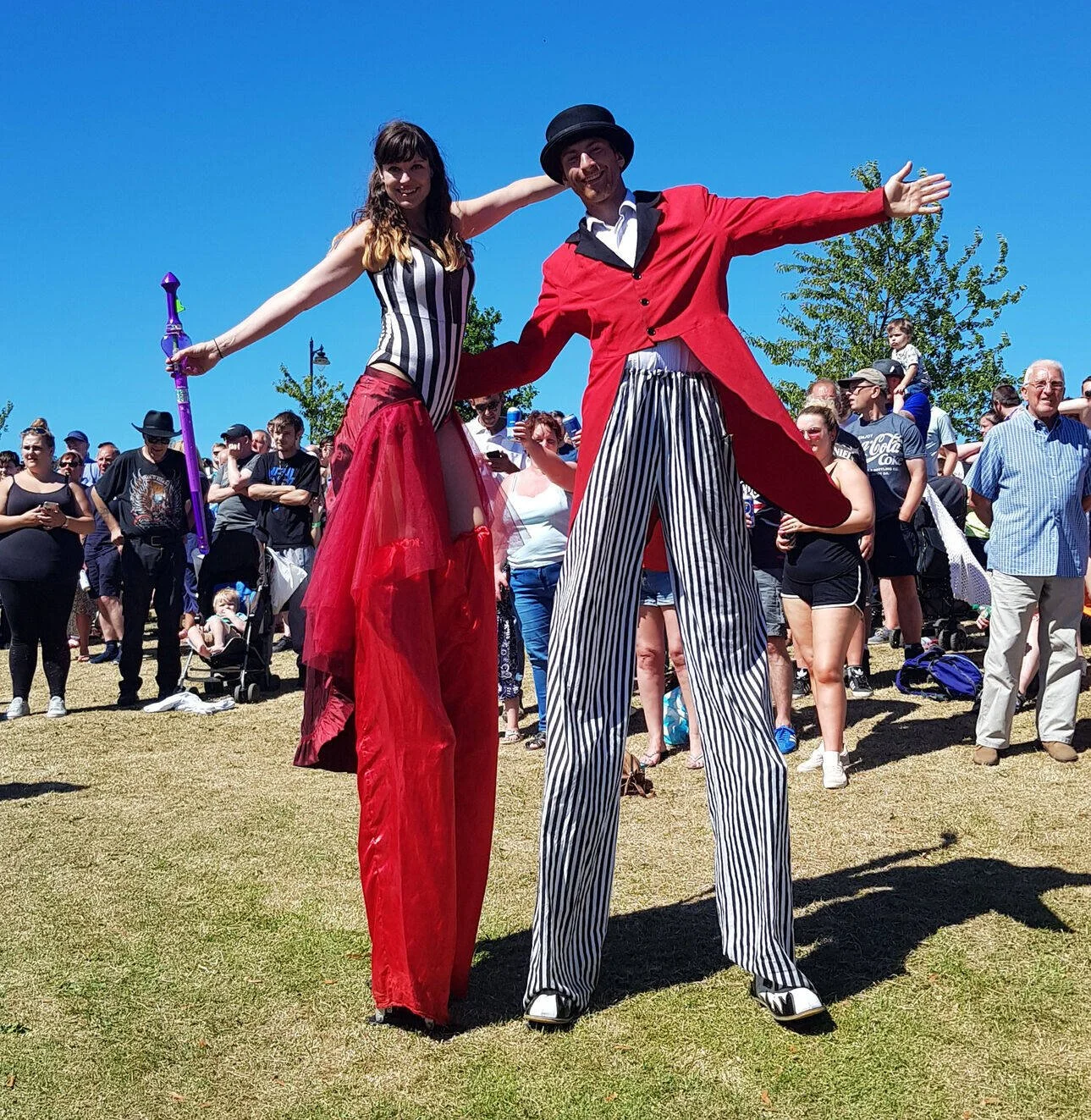2 stilt walkers in costume