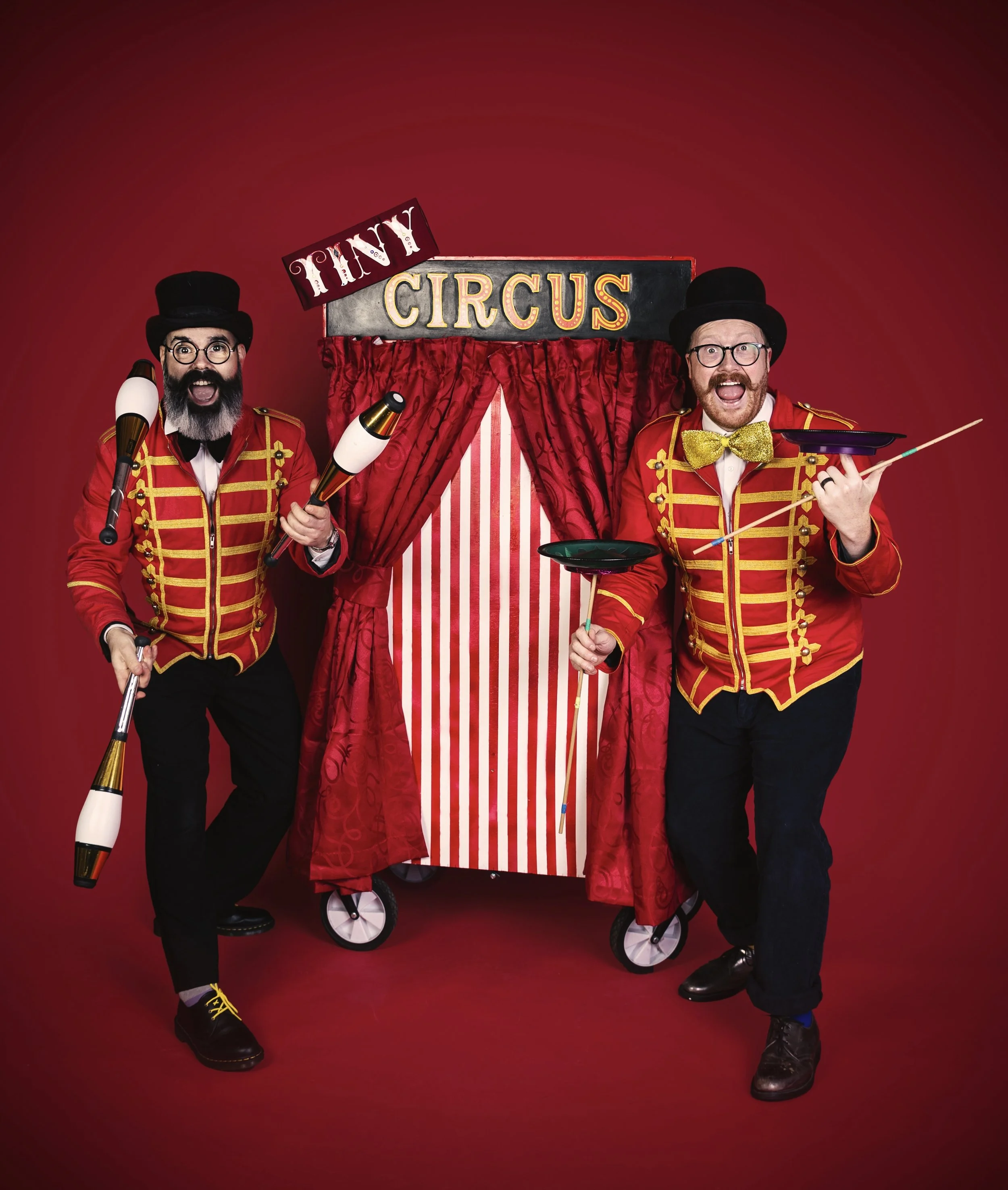 2 performers in ringmaster costume juggling clubs