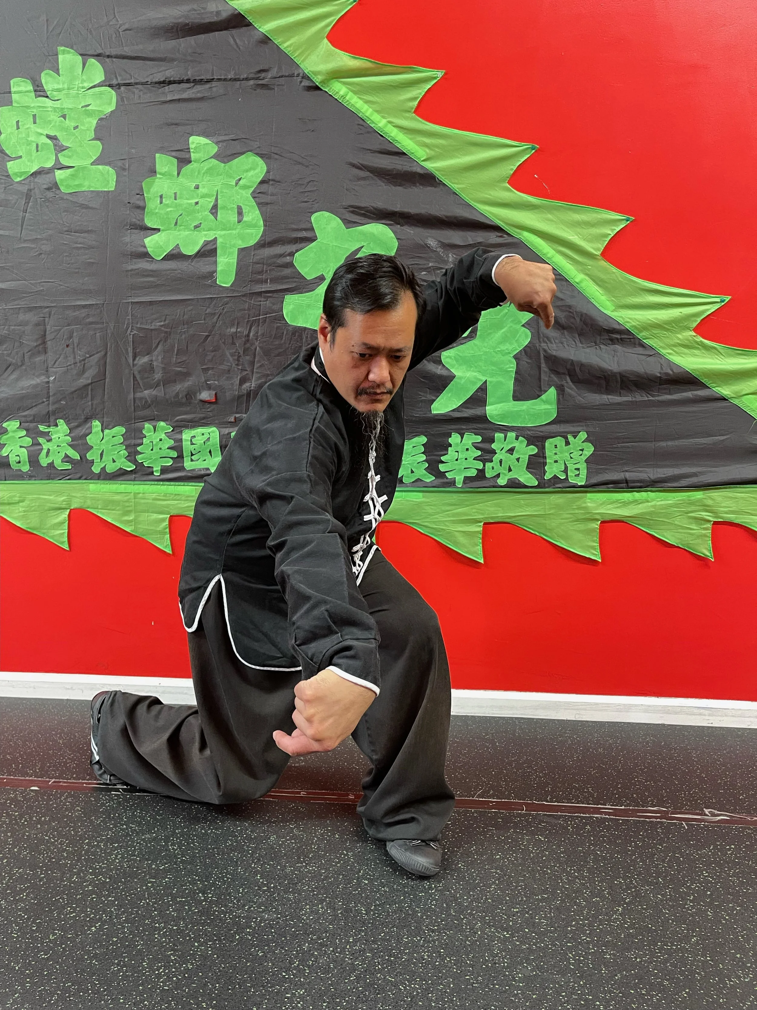 Chief Instructor, Sifu Gun Orachan, teaches Yang and Chen Tai Chi, Northern Praying Mantis Kung.  22nd Generation Chen Tai Chi Lineage Holder under Master Chuek Ho Kwong;  8th Generation Northern Praying Mantis Wong Hon Fun Lineage.