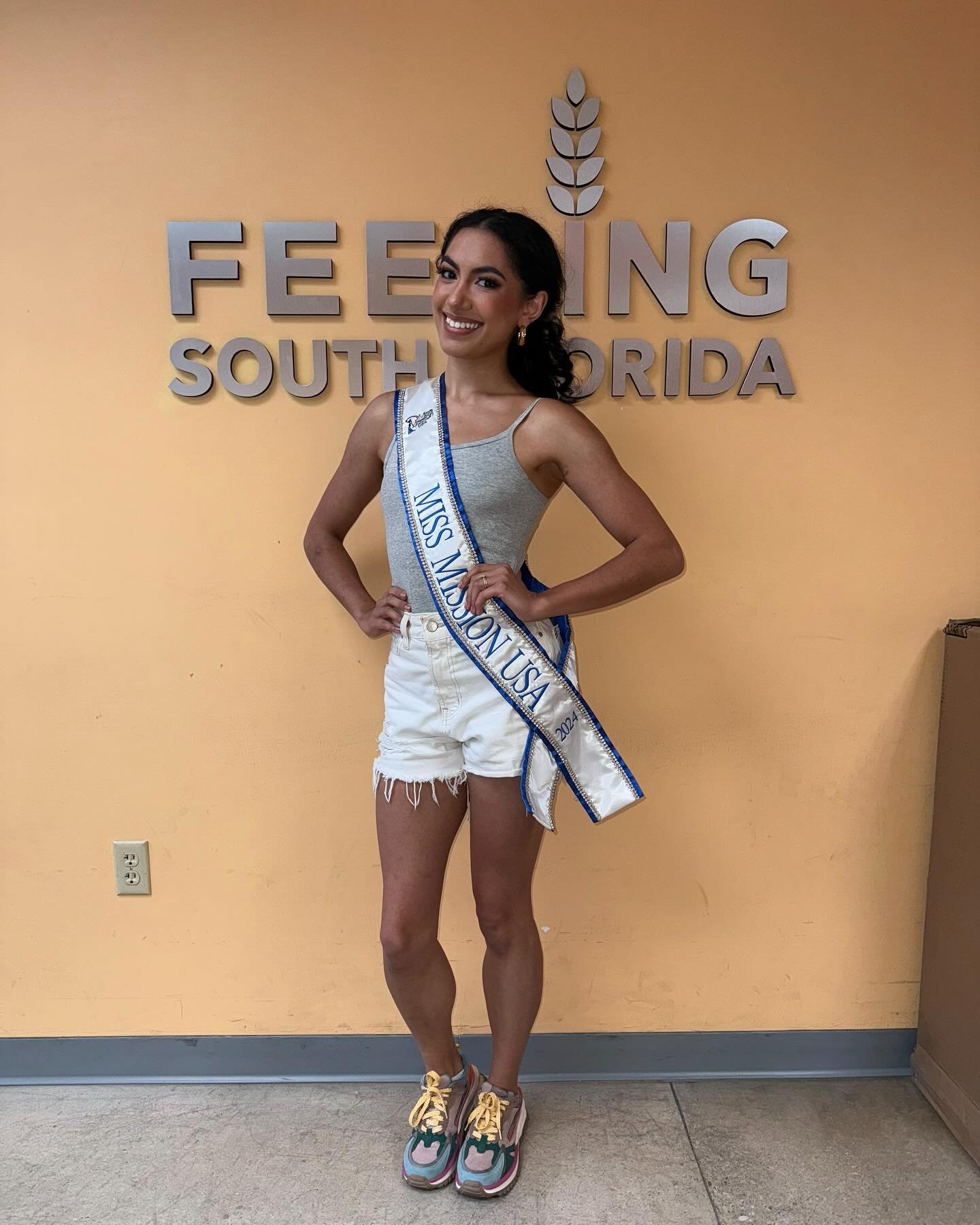 True beauty shines brightest in service ✨
Honored to stand beside Feeding America in the fight against hunger. Grateful for moments that ground the crown in purpose. 🍽️👑
#MissMissionUSA2024 #EricaLy #FeedingAmerica #EleganceInAction #GraceWithPu