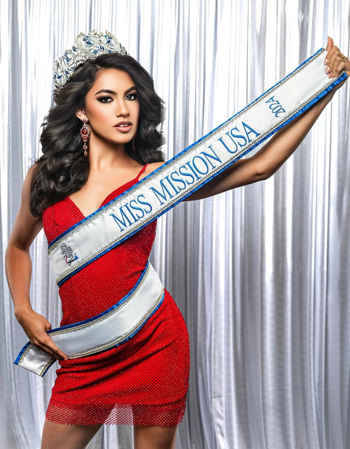 Miss Mission USA 2024 Erica Ly in her opening number look sponsored by @lolasnj and @sydney.rose.boutique for the grand finale of Miss Mission USA 2025 ! ✨
Dress : @lolasnj
Earrings : @sydney.rose.boutique
Photographer : @moda_chic_photography_
H