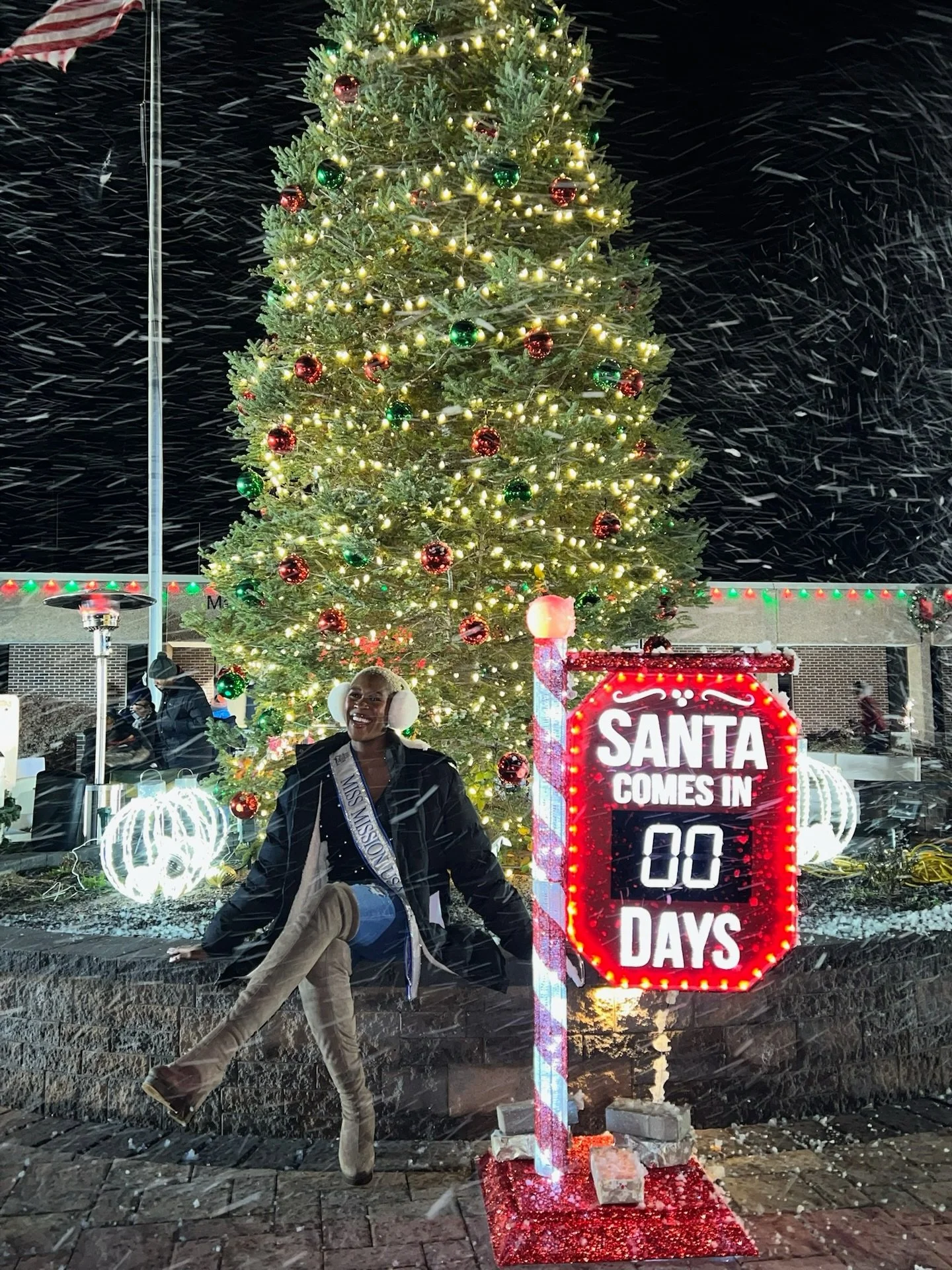 Christmas Eve magic with our Queen ✨🎄 Santa comes in 00 days 🎁 

#merrychristmas #mmusa #holidaygreetings #missmissionUSA #christmasjoy idayatadisa holidayseason missmissionusa2025