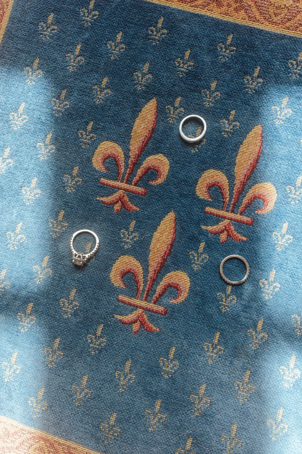 anjou and wedding rings details in a wedding by a loire valley wedding photographer for luxury