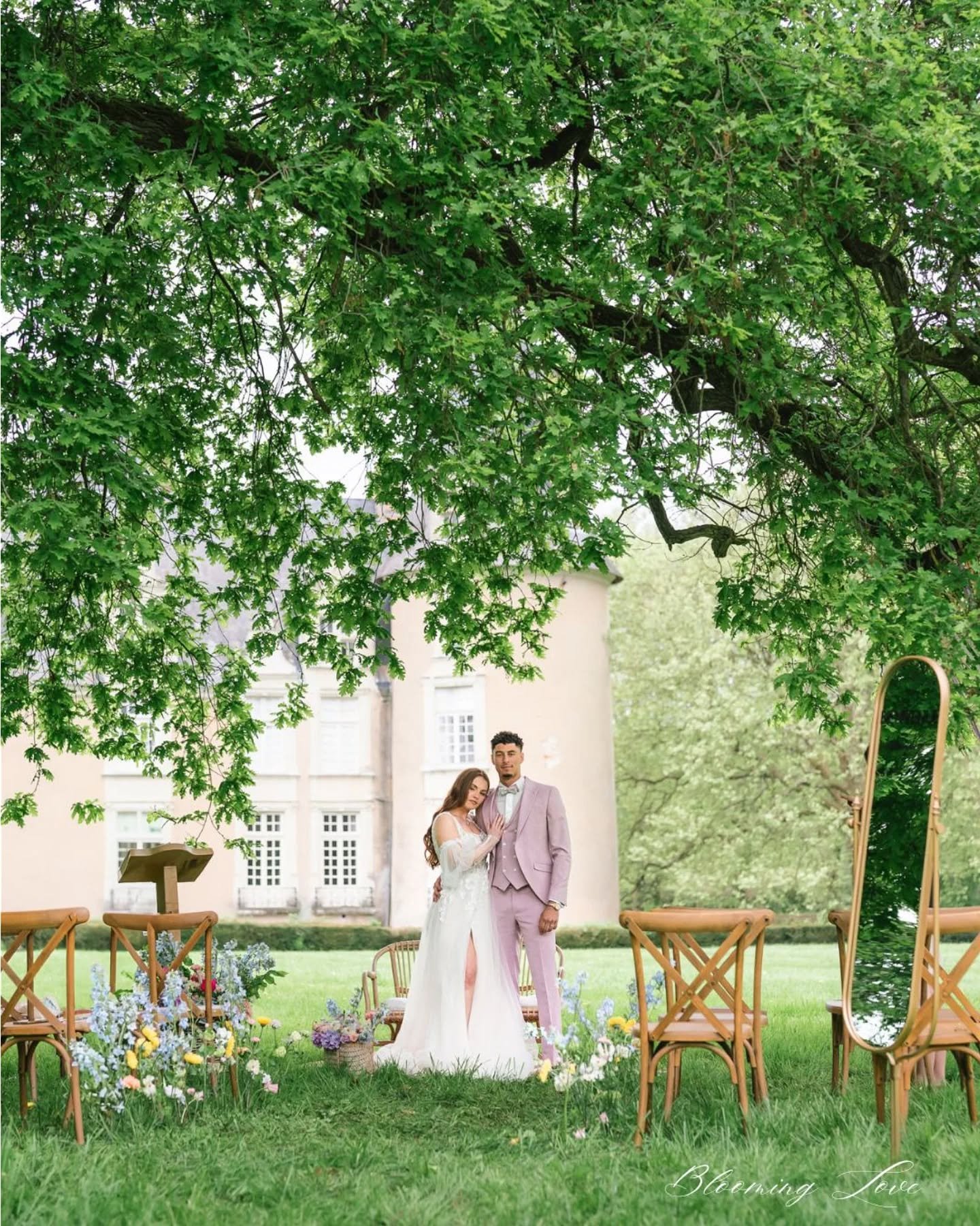 Envie de r&ecirc;ver un peu? 💫
D&eacute;couvrez ce shooting d'inspiration mariage au domaine @leplessischivre , une ode au printemps, &agrave; la l&eacute;g&egrave;ret&eacute; et aux couleurs douces. 🌷🕊️

C'est entre les murs charg&eacute;s d'hist