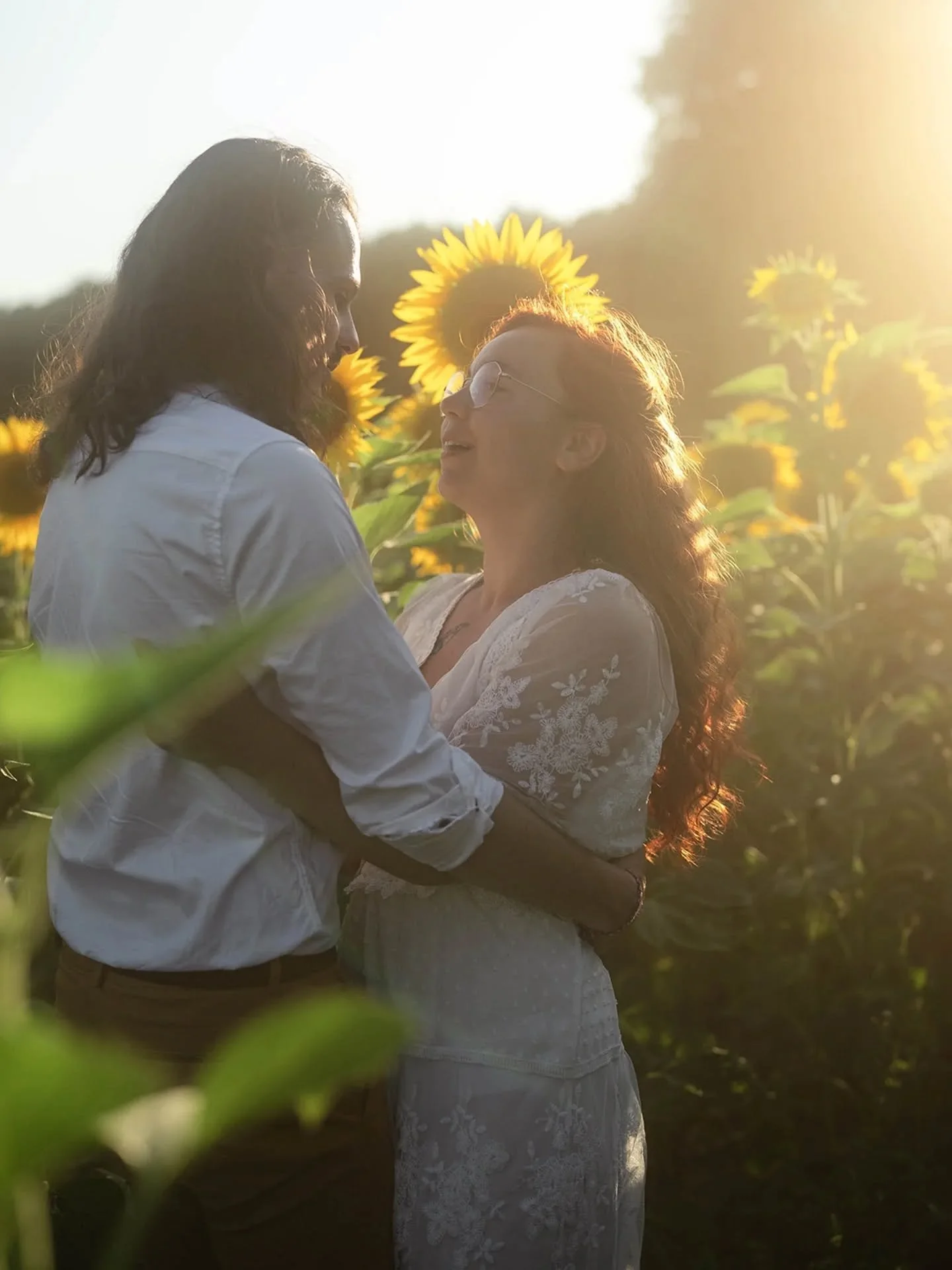 Une magie particulière lorsque la lumière de fin de journée  illumine l'amour ... ✨
.
.
.
Photographe de mariage, couple et baptême à Angers et Saumur
#photographemariageangers #photographemariagelemans #loirevalle