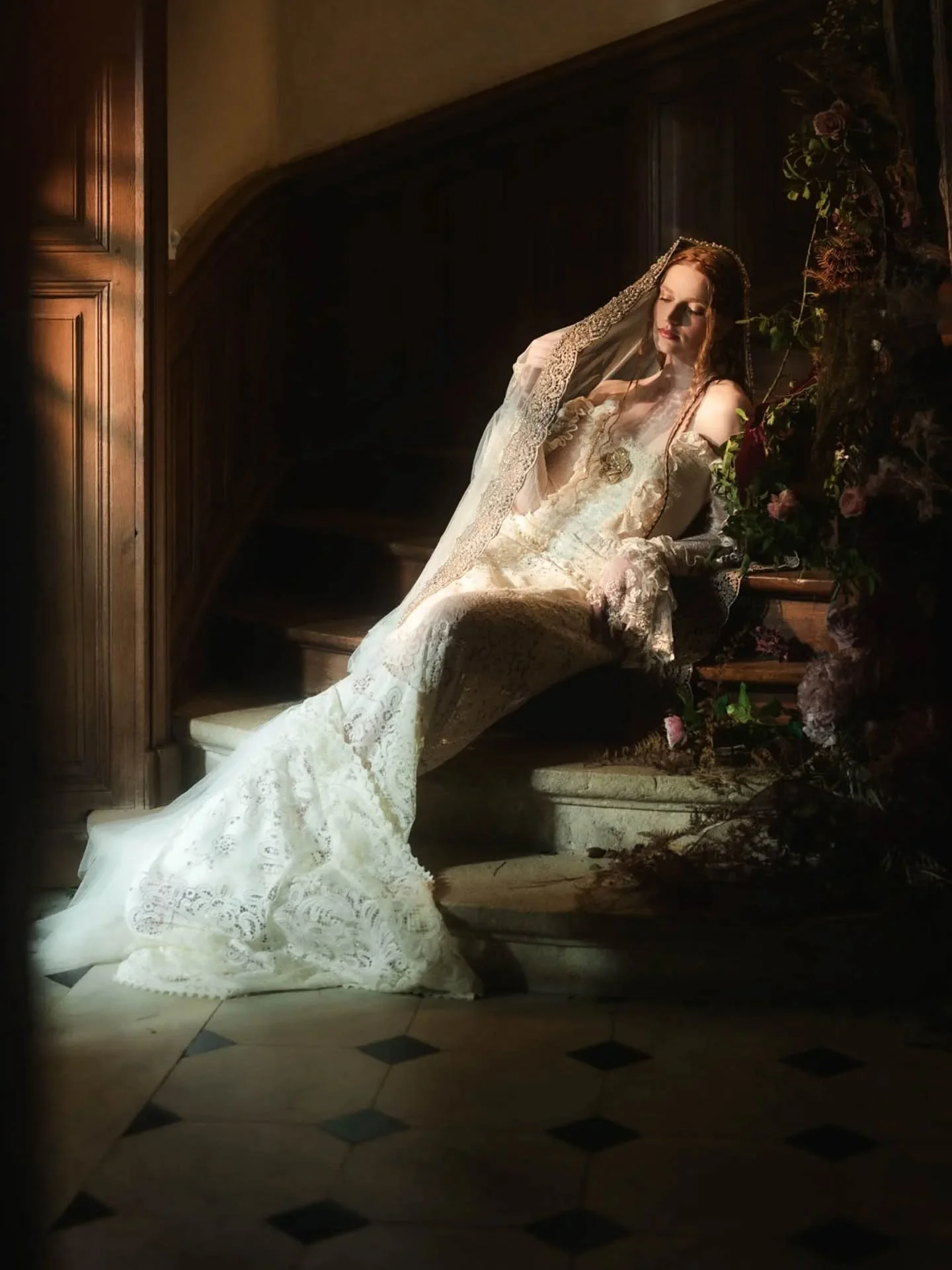 Legacy - D2
Model : @camillemervinleroy 
Dress : @julita_ldn_bride 
Makeup and hair : @kevyncharo 
Flowers : @saintfloralstories 
Mentor : @alevidal
Workshop : @legacy.workshop by @muse.and.mirror 
Château : @chateauflocelliere 
Un mariage en