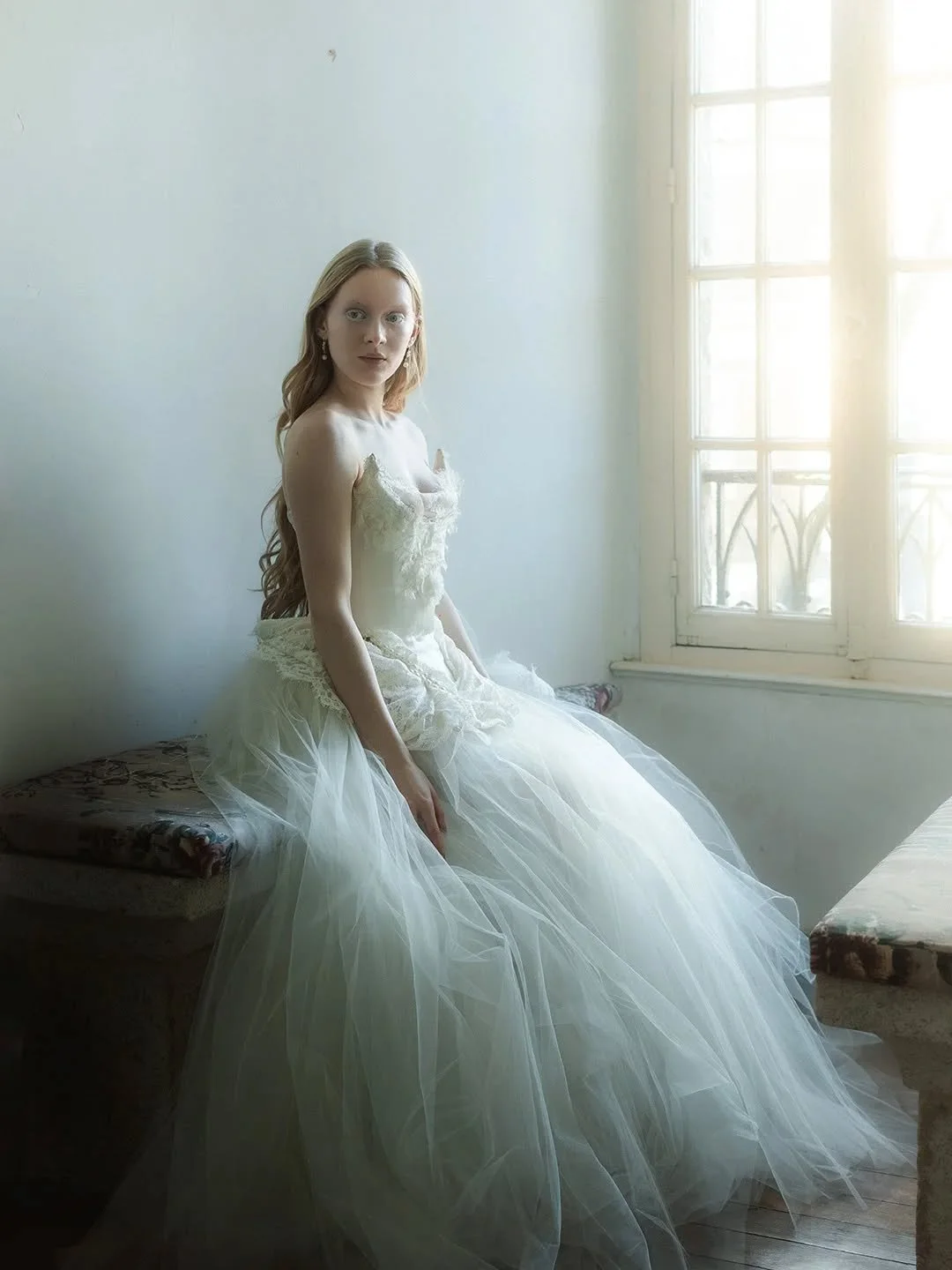 Duality 🦢
Bride : @nymphorchidea 
Dress : @julita_ldn_bride
Makeup & hair : @kevyncharo 
Château : @chateauflocelliere 
Workshop : @legacy.workshop
Photographe de mariage en Val de Loire, entre angers et Saumur 
#loirevalleyweddingphoto