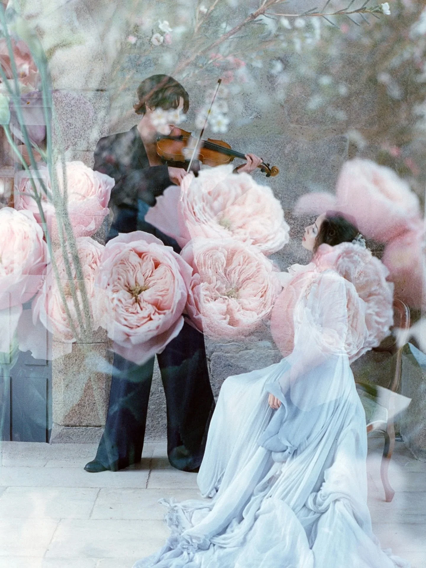 Deux images s'unissent, 
Un amour profond se r&eacute;v&egrave;le,
Douce m&eacute;lodie 🎻

Couple : @chansiyou2000 &amp; @abrahamfontaine
Robe : @mywony_atelier
Bijoux : @oshjewelry
Mise en beaut&eacute; : @kevyncharo
Papeterie : @rosenblau_kalligra