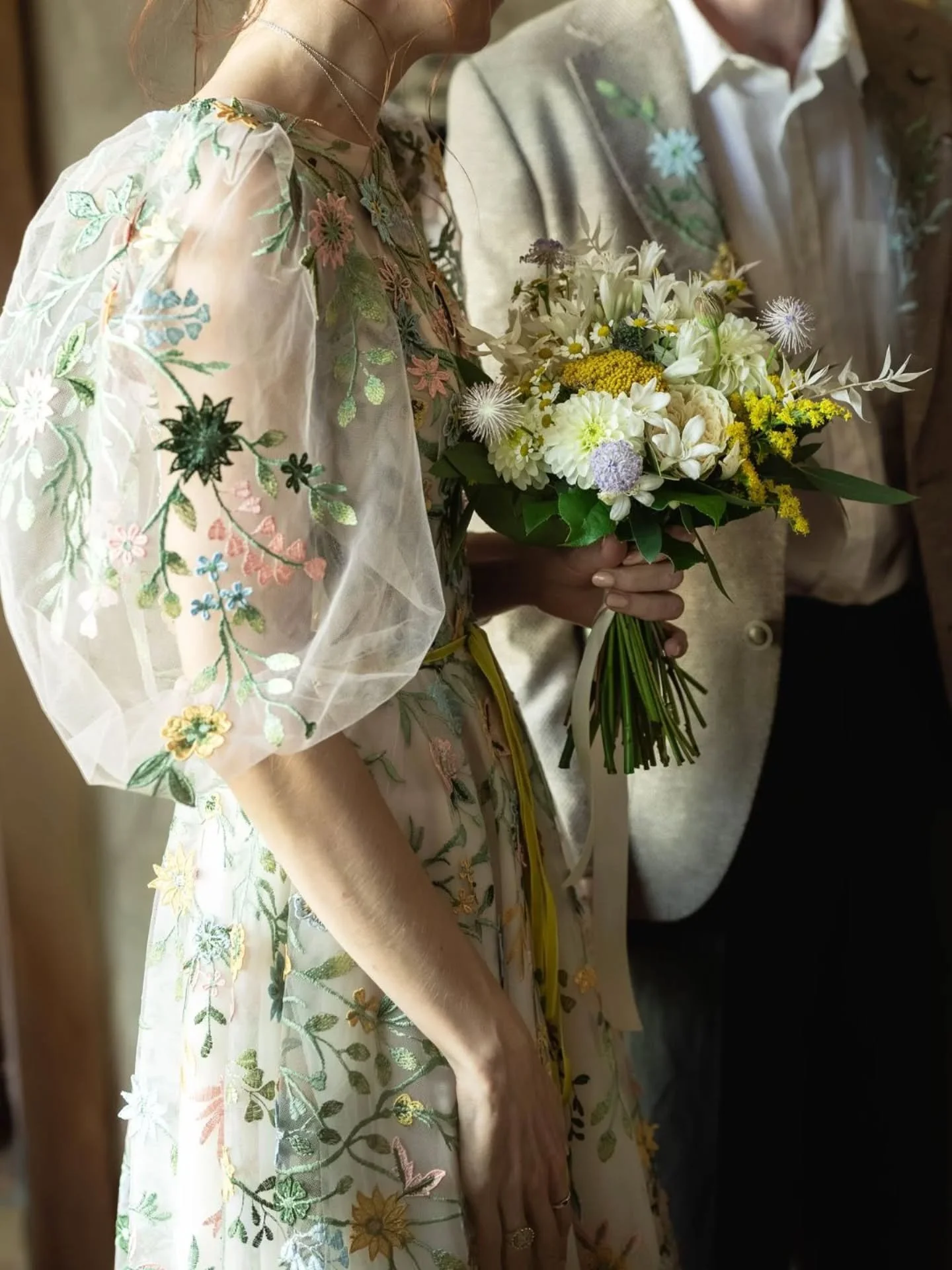 🌿There is something deeply poetic in these embroideries and details &mdash; the feel of a modern fairytale. This is what I love to observe here, in the Loire Valley weddings.

Wedding photographer based between Angers and Saumur, documenting your st