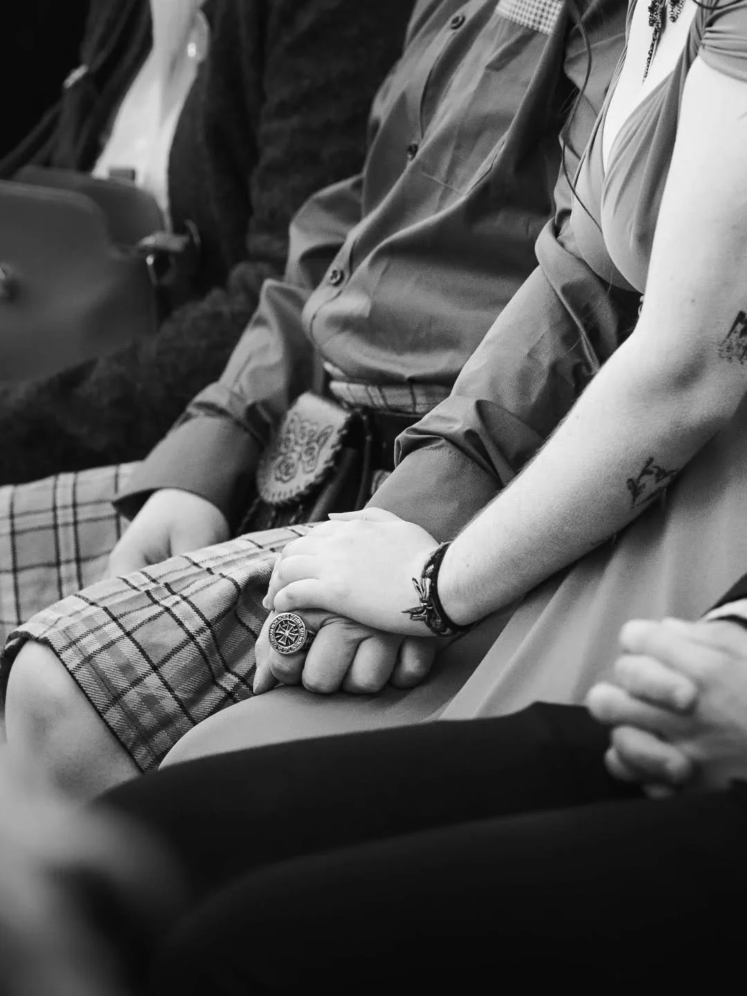 Le mariage, ce n'est pas seulement l'union de deux &ecirc;tres. C'est le carrefour o&ugrave; tous les amours se croisent. ✨

Lors de la c&eacute;r&eacute;monie, mon regard s'&eacute;chappe du couple pour capturer la vibration de l'assembl&eacute;e. J