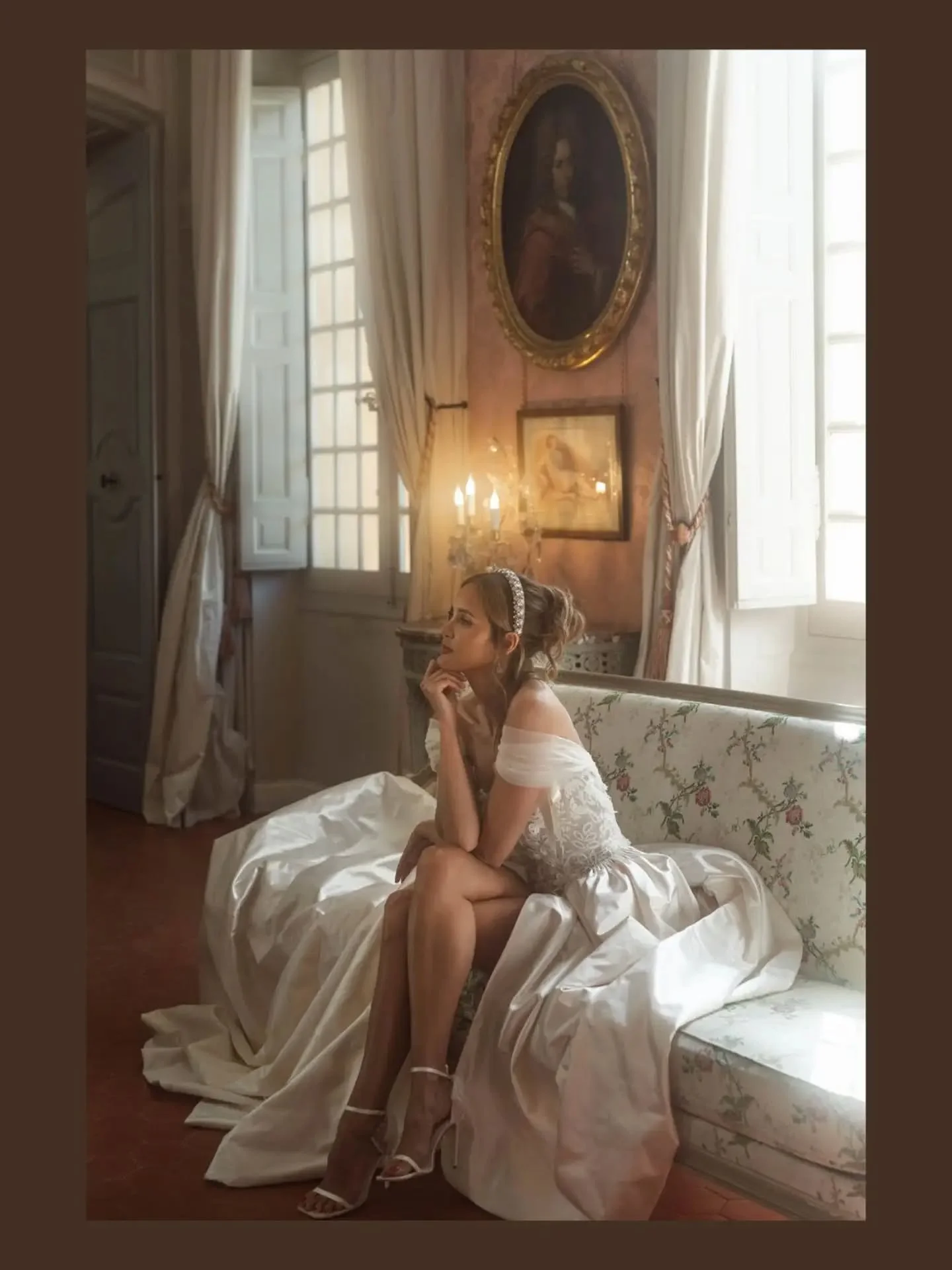 Un immense coup de c&oelig;ur pour cette cr&eacute;ation de Val&eacute;rie Bruneau. La noblesse des mati&egrave;res et le tomb&eacute; impeccable de la robe ont rendu chaque instant magique &agrave; capturer.

A total heart-flutter for this Val&eacut