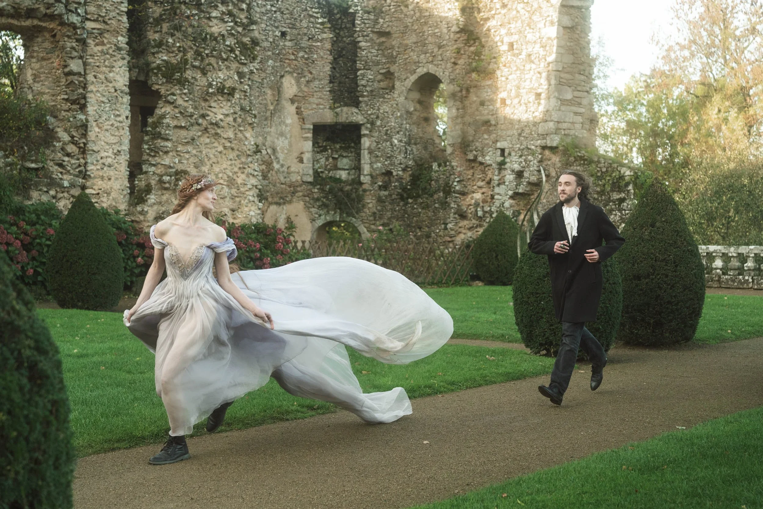 Couple courant dans un jardin d'un chateau par un photographe à angers, style fairytale