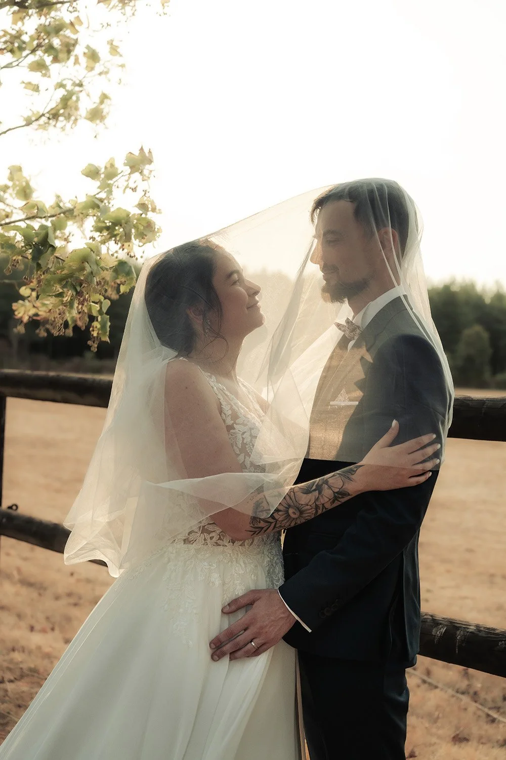 couple romantique sous une lumière dorée lors de la mariage par un photographe de mariage à angers et tours