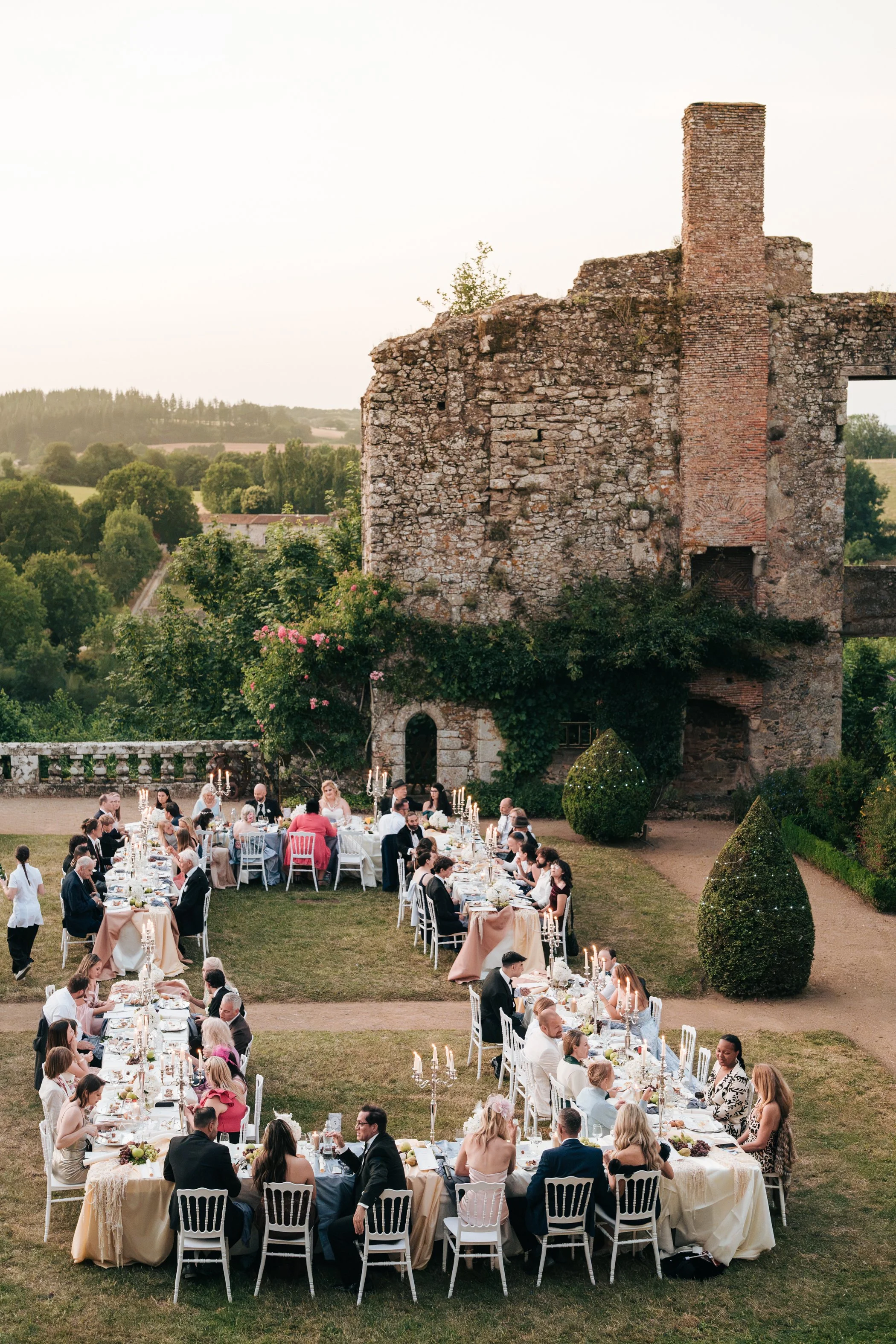 wedding at chateau de la flocelliere by a destination wedding photographer in loire valley
